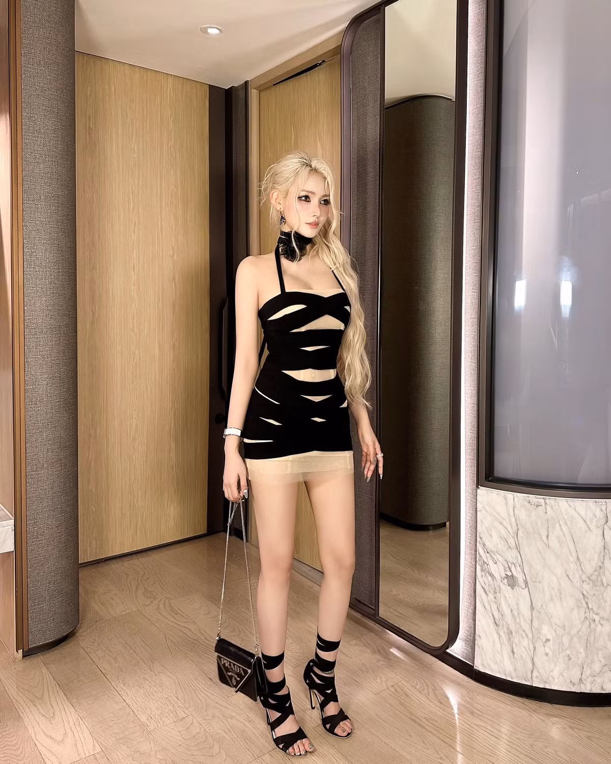 Điều khiến Jenny Yến nổi bật là cô luôn giữ được sự cân bằng giữa cá tính và thanh lịch. Mặc dù ưa chuộng các thiết kế tôn dáng, cut-out mạnh tay, nhưng cách cô lựa chọn kiểu tóc, make-up và phụ kiện luôn hướng đến sự hài hòa.