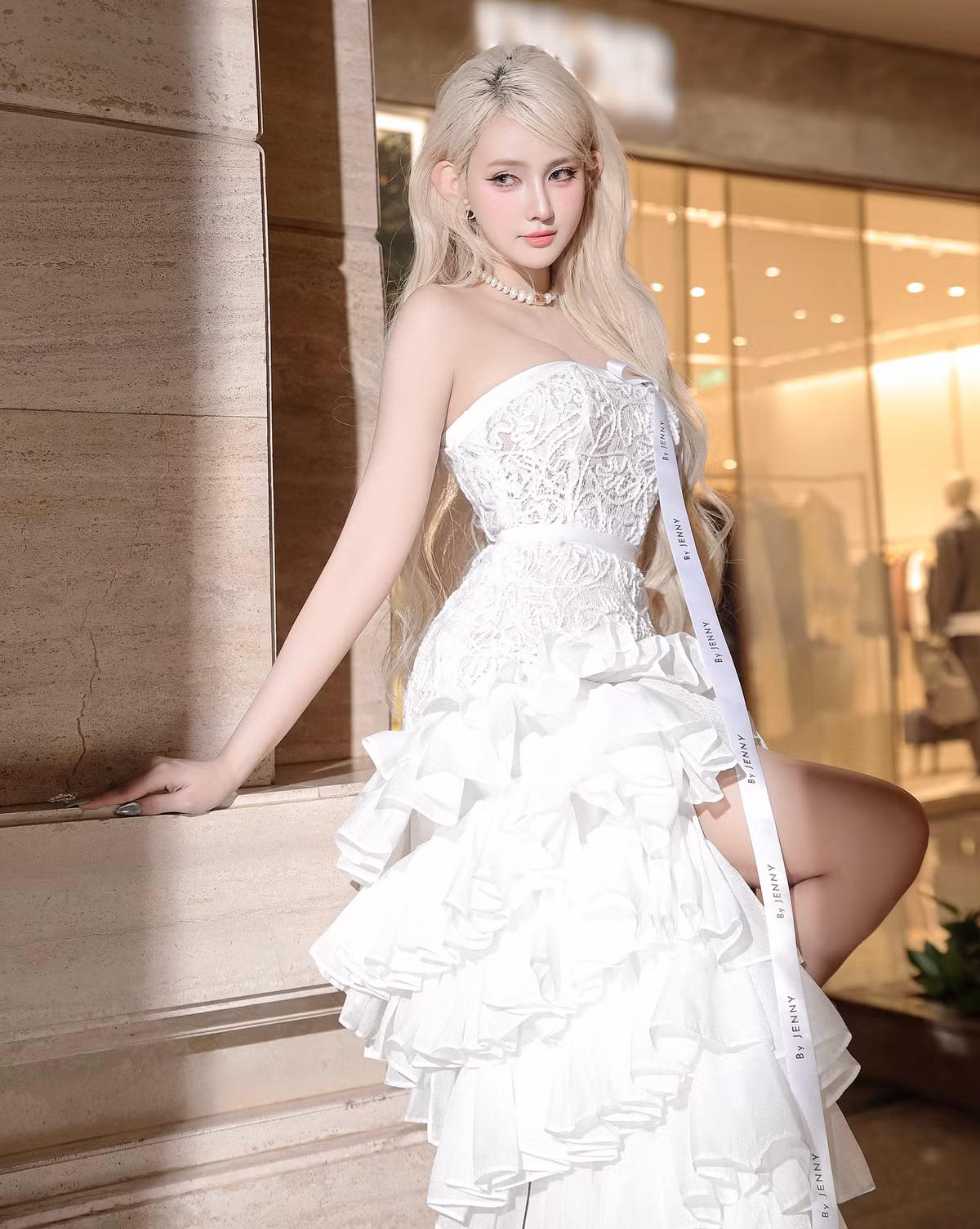 Cô thường xuyên góp mặt tại các sự kiện lớn, bar club nổi tiếng và là cái tên quen thuộc với giới trẻ yêu thích EDM.