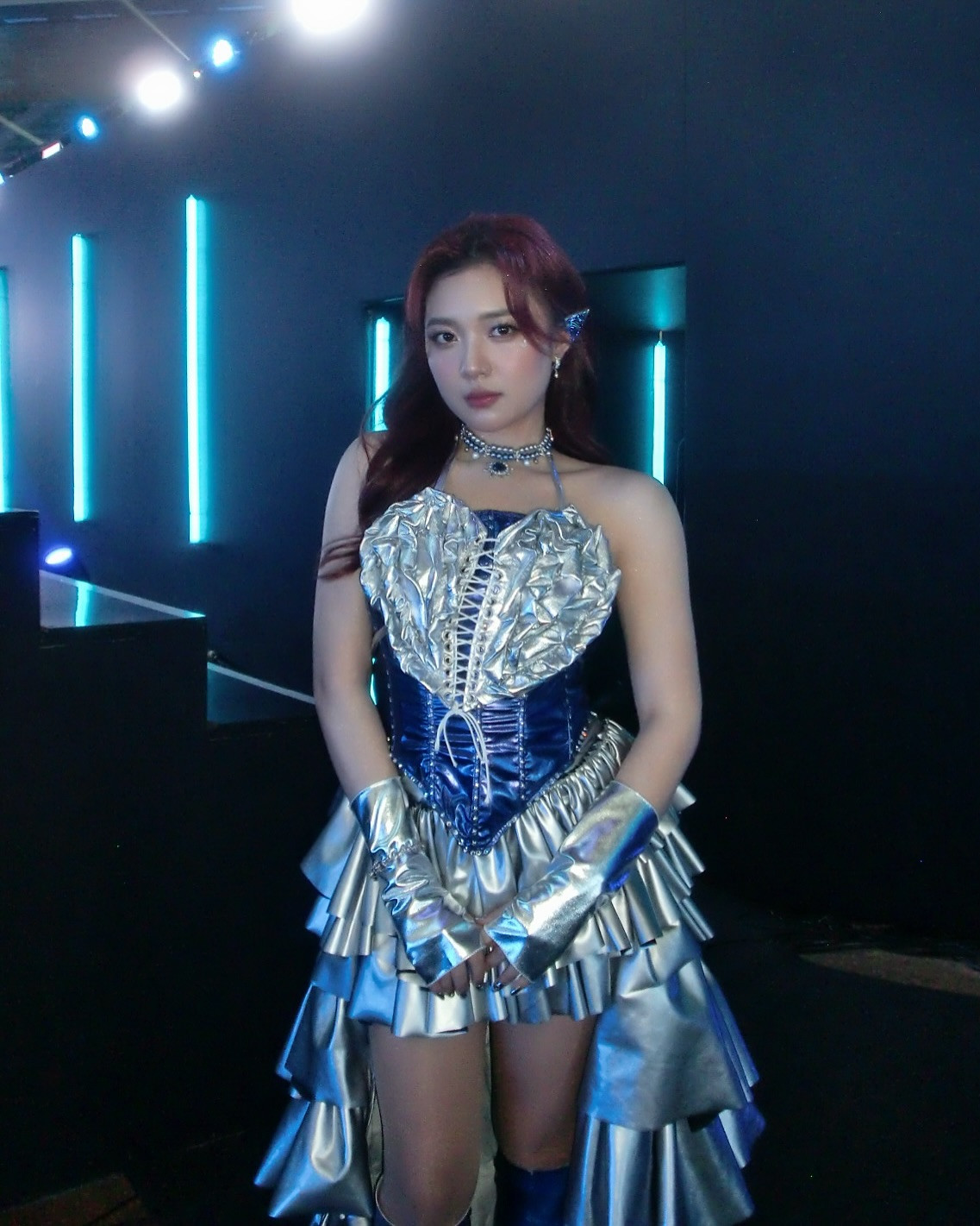 Bộ cánh ánh bạc - xanh navy với thiết kế phá cách, gợi cảm nhưng vẫn vô cùng mạnh mẽ giúp Phương Thảo nổi bần bật giữa sân khấu ánh sáng.