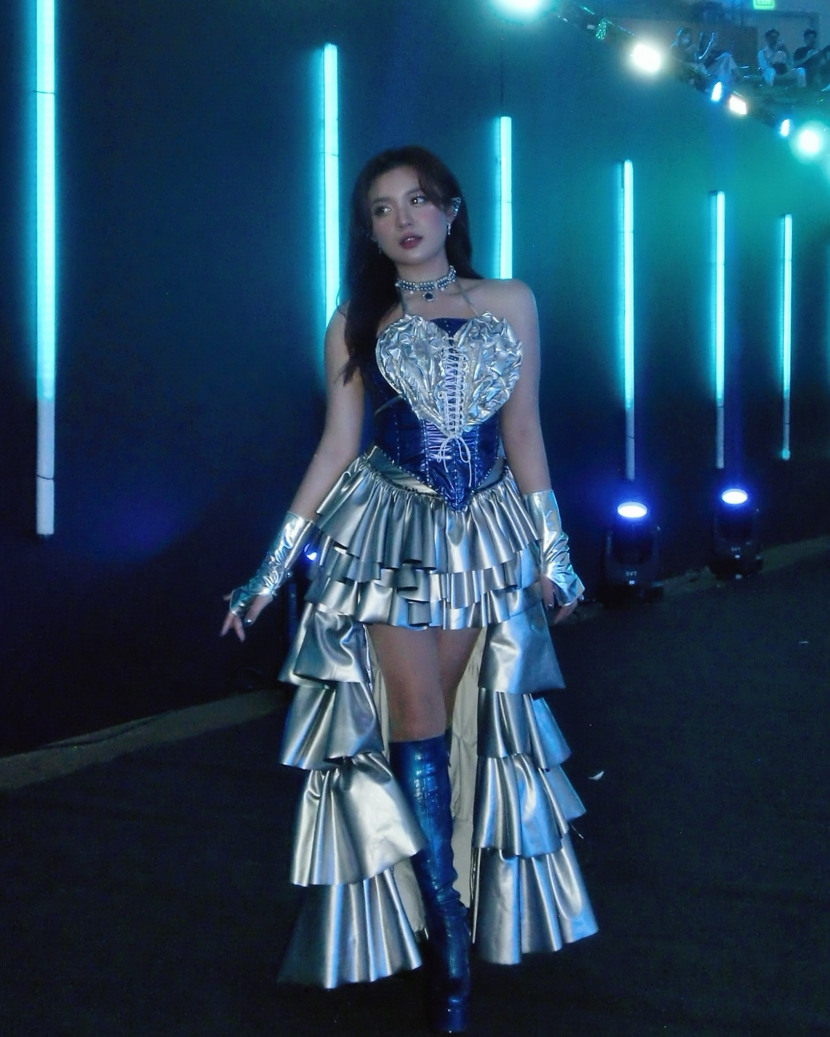 Điểm nhấn còn nằm ở phần găng tay kim loại và boots cao quá gối, khiến cô nàng trông như vừa bước ra từ một vũ trụ thời trang siêu thực