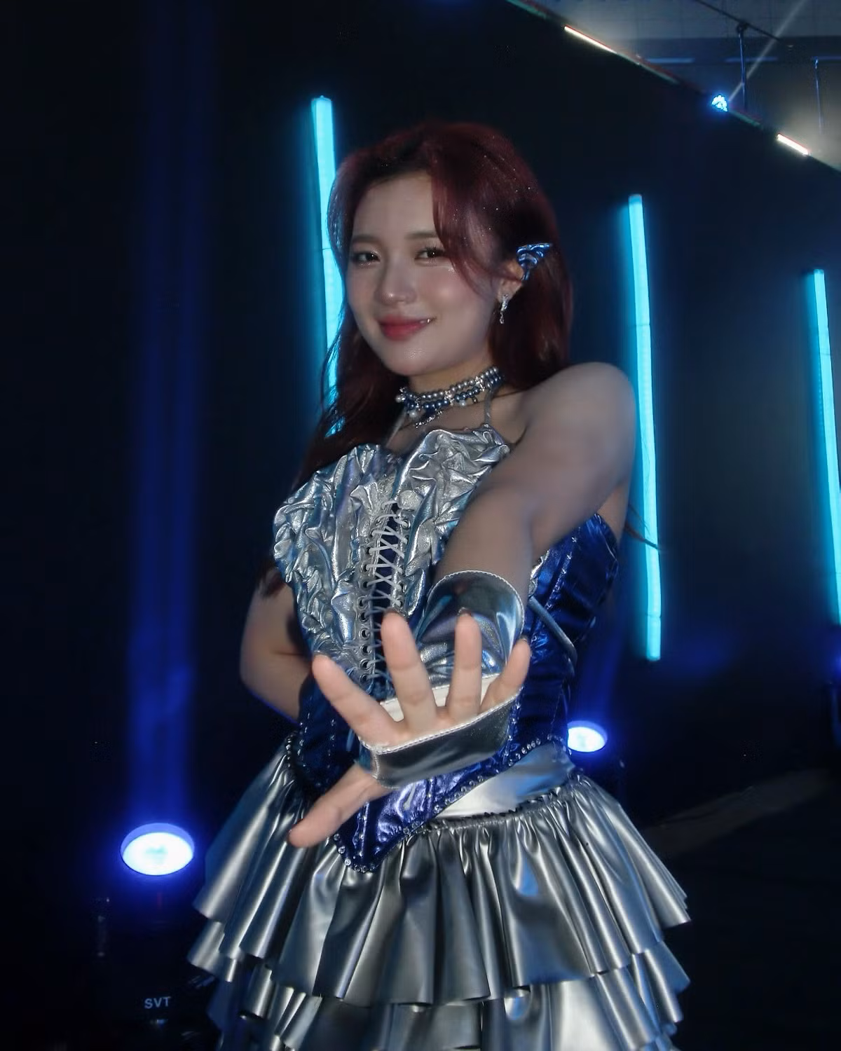 Phần corset ôm sát tôn dáng cùng chi tiết xếp tầng lộng lẫy phía sau gợi cảm hứng từ hình ảnh những nữ anh hùng bước ra từ anime. .