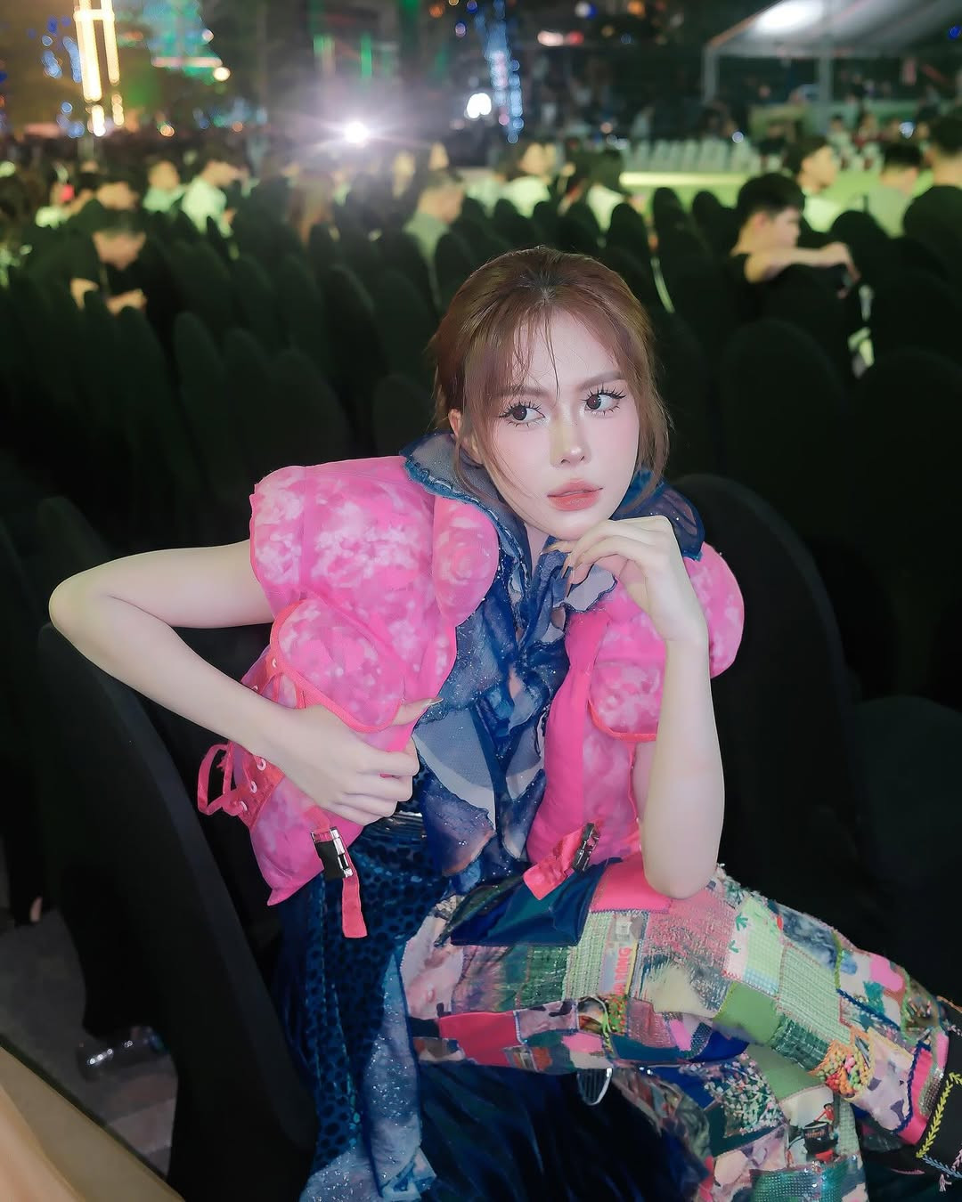 Đặc biệt, một số động tác, cử chỉ của cô nàng trong phần trình diễn ở một số video được đăng tải lên mạng xã hội bị cho là thiếu sự tinh tế và hơi lúng túng, khiến không ít người cảm thấy khó chịu.