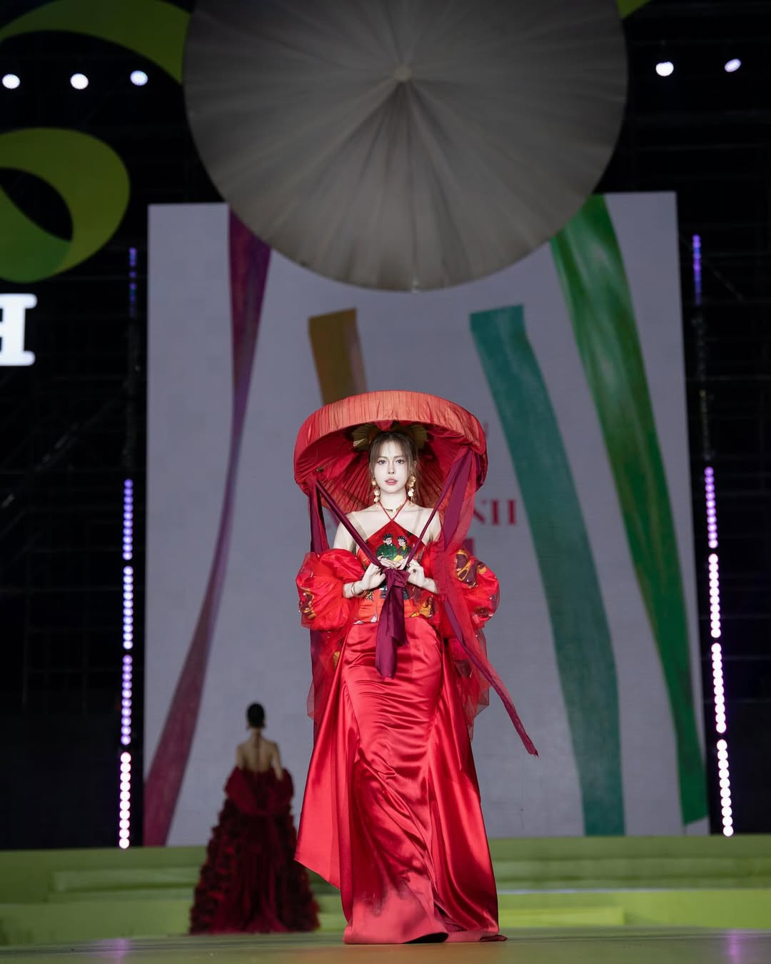 Tuy nhiên, phần trình diễn của Ngân Hà trên sàn catwalk không hoàn toàn nhận được sự ủng hộ từ công chúng. Nhiều người cho rằng, dù Ngân Hà rất xinh đẹp và tự tin, nhưng kỹ năng catwalk của cô chưa thực sự mượt mà và chuyên nghiệp như các người mẫu dày dặn kinh nghiệm.