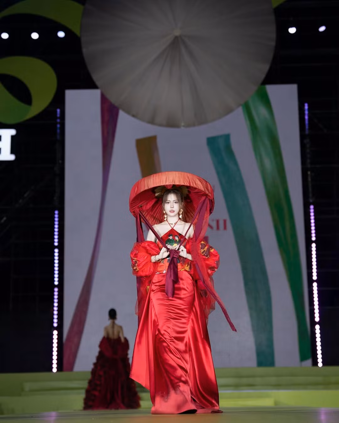 Tuy nhiên, phần trình diễn của Ngân Hà trên sàn catwalk không hoàn toàn nhận được sự ủng hộ từ công chúng. Nhiều người cho rằng, dù Ngân Hà rất xinh đẹp và tự tin, nhưng kỹ năng catwalk của cô chưa thực sự mượt mà và chuyên nghiệp như các người mẫu dày dặn kinh nghiệm.