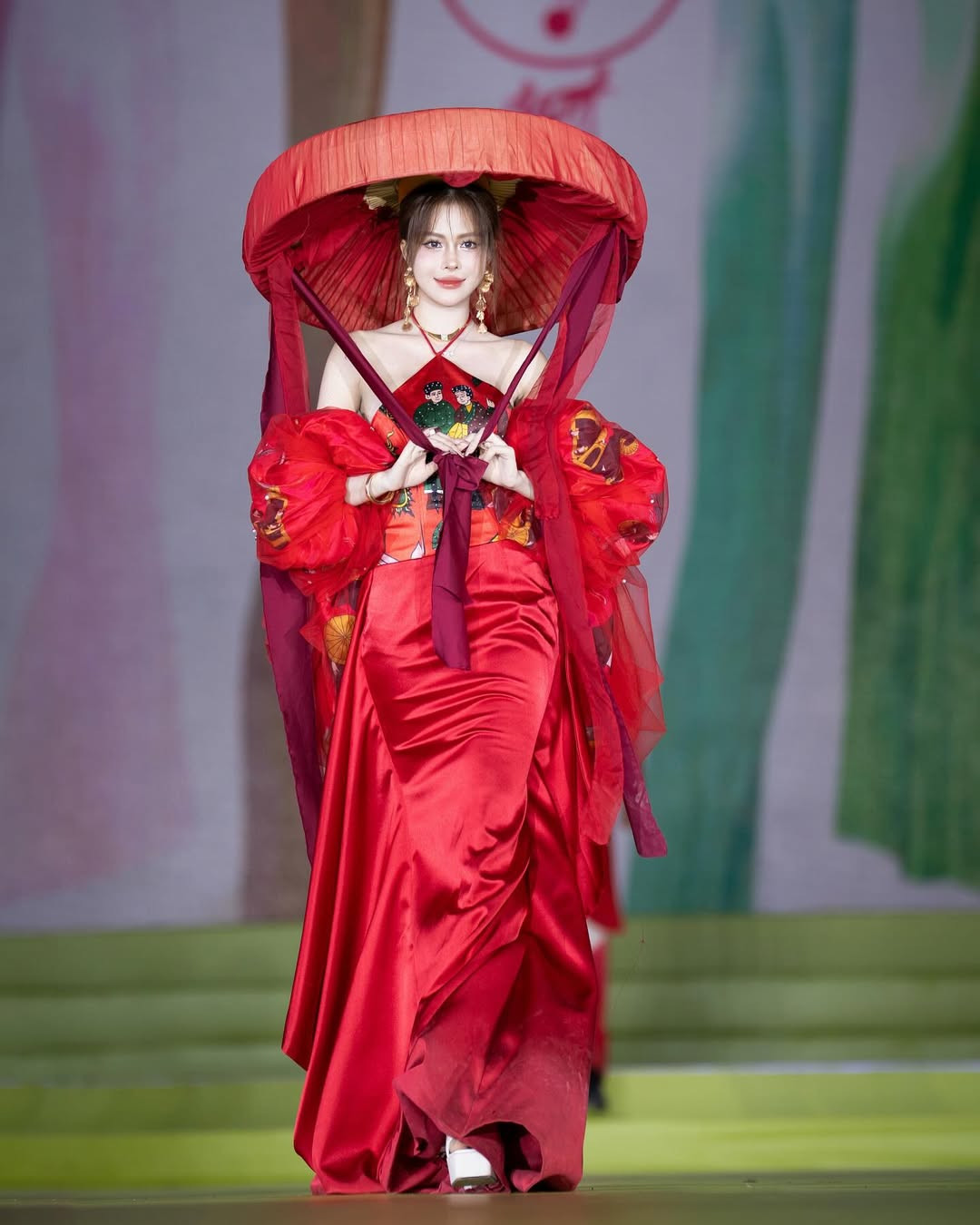 Nữ Tiktoker tự tin sải bước trên sàn diễn.