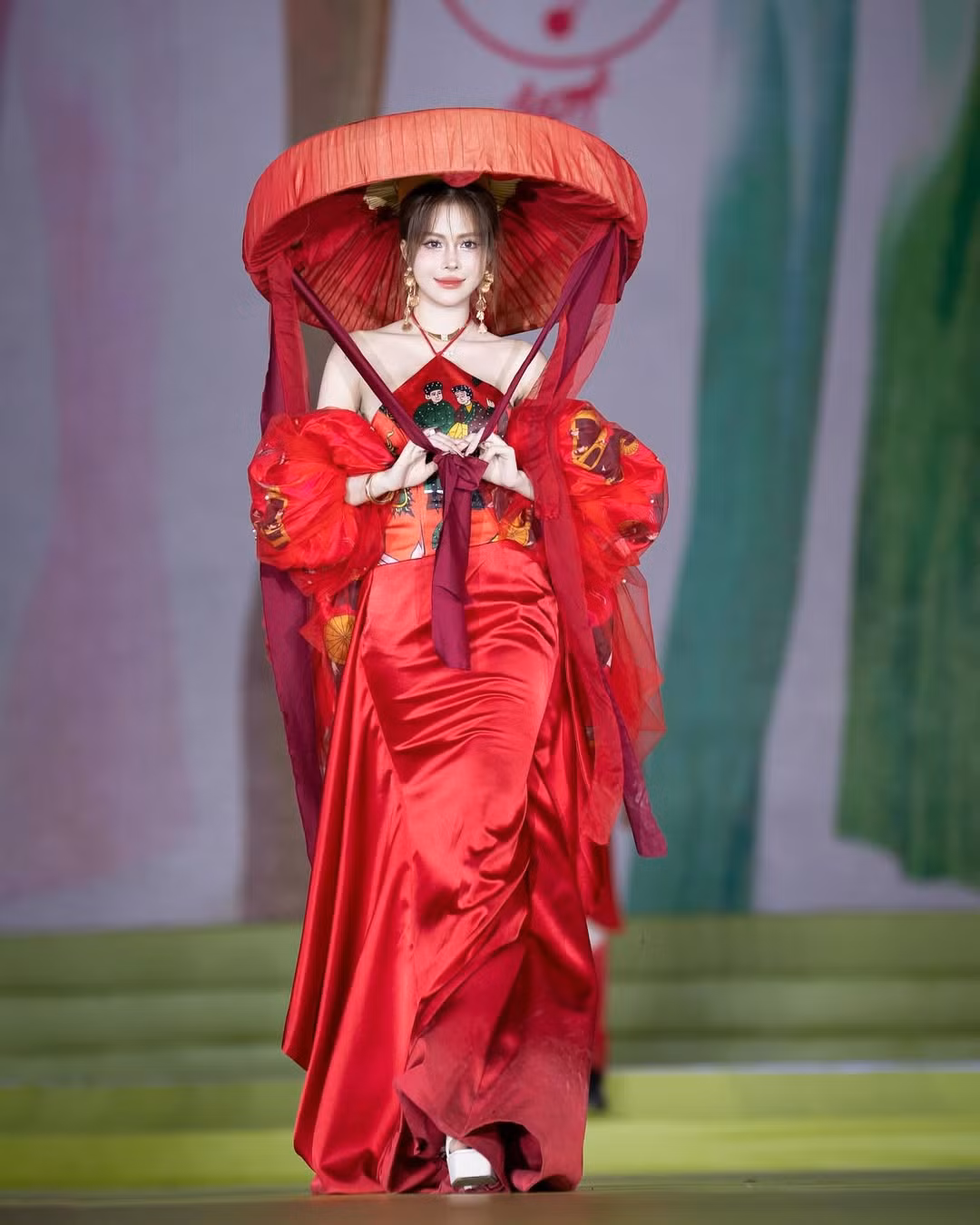 Nữ Tiktoker tự tin sải bước trên sàn diễn.