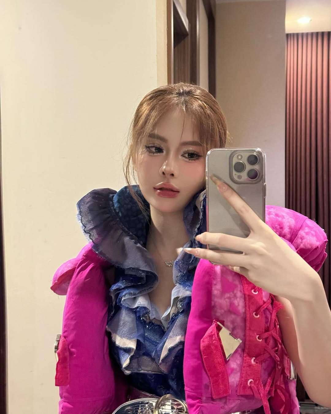 Sau show diễn, Ngân Hà cũng không giấu nổi sự phấn khích và niềm vinh dự khi đăng tải những hình ảnh trong show diễn lên trang cá nhân.