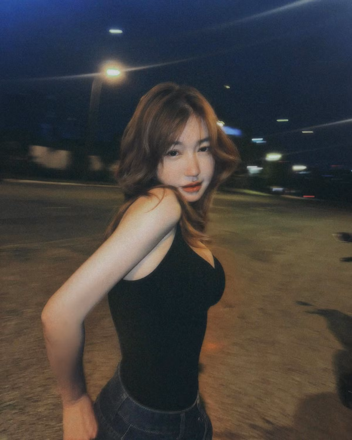 Dù đã trải qua 2 lần sinh nở nhưng người đẹp sinh năm 1987 vẫn sở hữu ba vòng nóng bỏng khiến nhiều thiếu nữ cũng phát hờn.