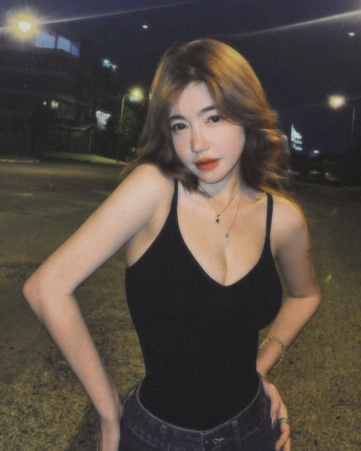 Dù không còn hoạt động showbiz thường xuyên, Elly Trần vẫn chứng minh sức hút khó cưỡng của mình với phong cách thời trang gợi cảm, tinh tế và đầy khí chất.