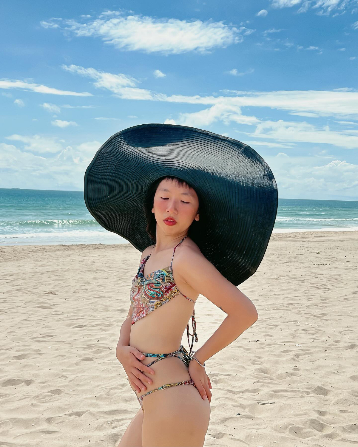 Hình thể tròn đầy không làm giảm đi sức hút, mà khiến cô nàng trở nên vô cùng nổi bật, tôn lên nét đẹp gần gũi, tự tin.