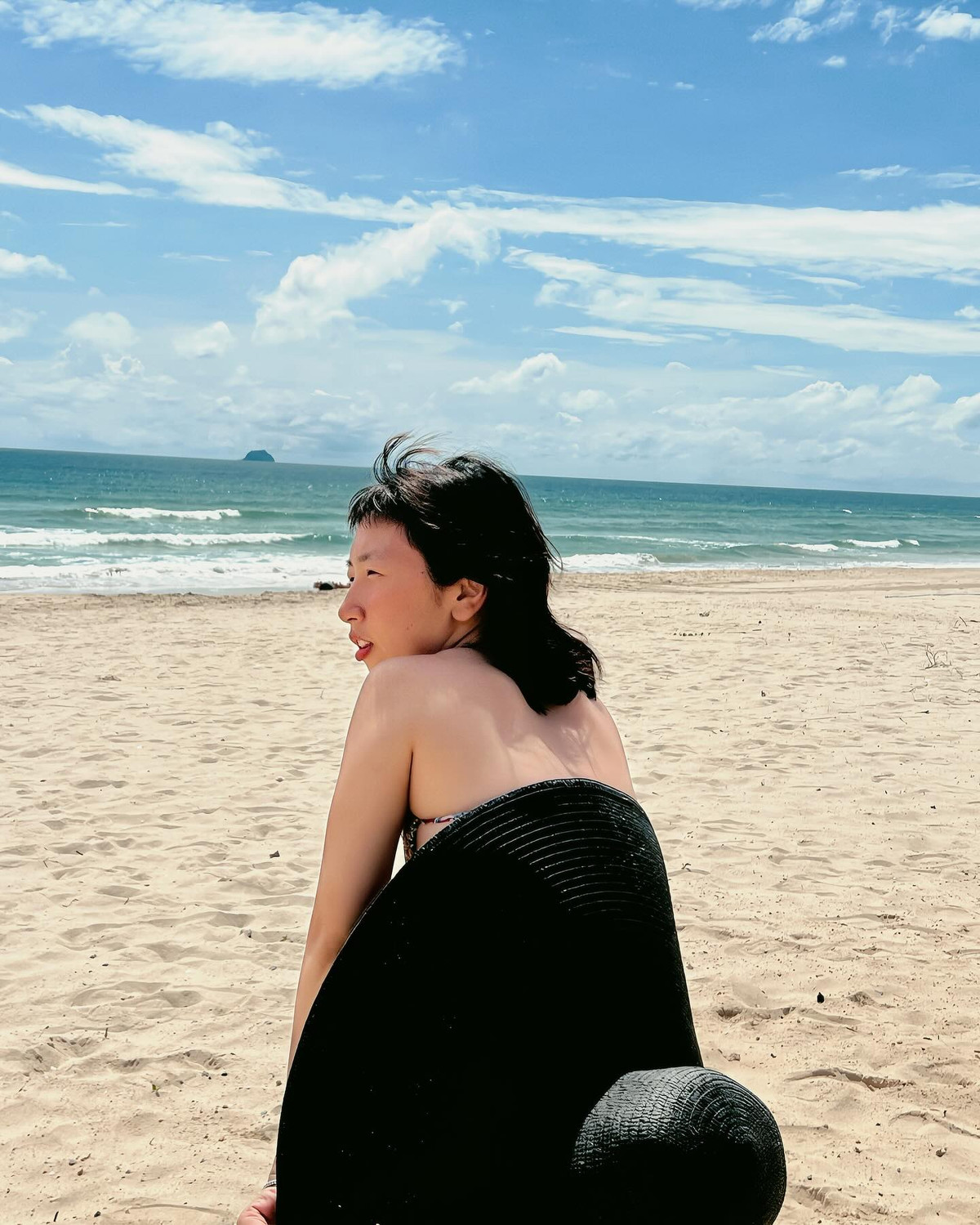 Khi thì khéo léo dùng chiếc mũ che lại từ phía sau.