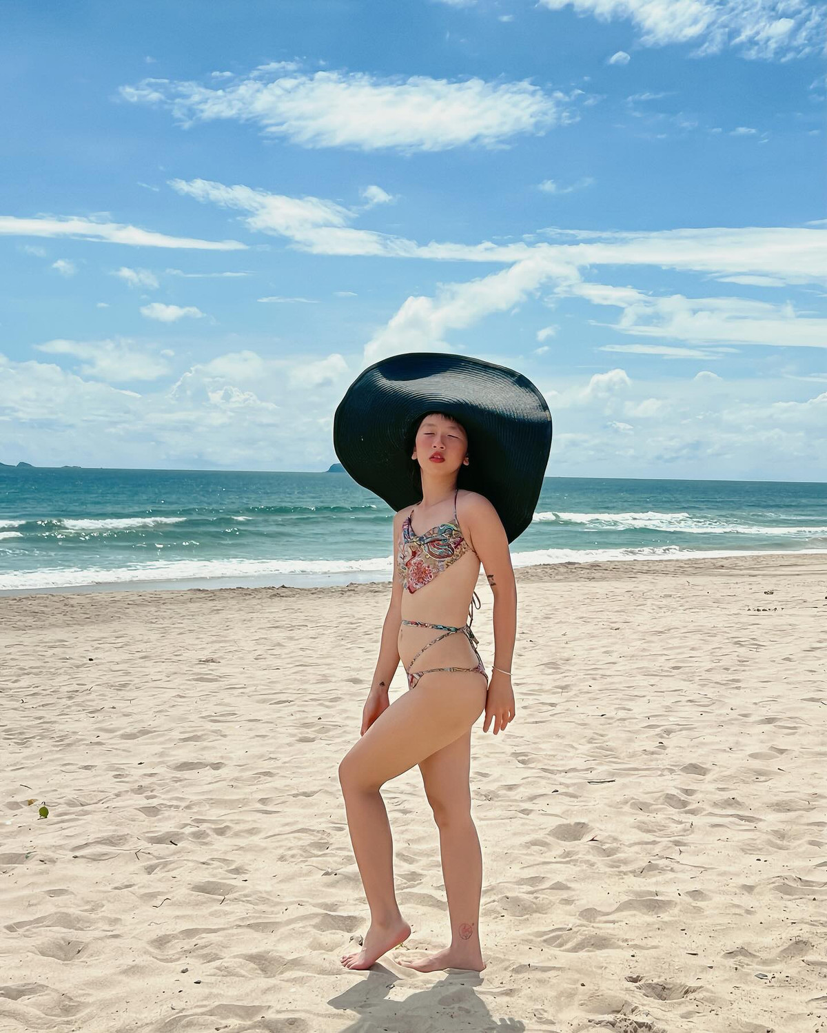 Gia nhập đường đua chào hè, mới đây Trang Hý vừa đăng tải bộ ảnh diện bikini khoe dáng trên bãi biển. Không sở hữu thân hình “chuẩn mẫu” theo định nghĩa truyền thống, nhưng chính vóc dáng tròn trịa, tự nhiên và sự tự tin toát ra trong từng khung hình mới là điểm cuốn hút đặc biệt của cô nàng.