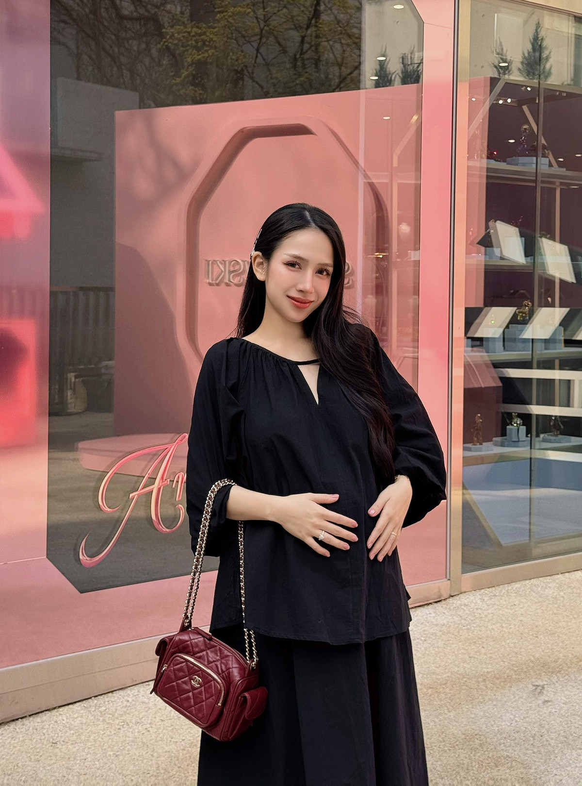 Joyce Phạm, tên thật là Phạm Trần Nguyễn Minh Anh, là con gái đầu lòng của đại gia Minh Nhựa – một trong những doanh nhân nổi tiếng trong giới siêu xe tại Việt Nam. Sinh ra trong gia đình “ngậm thìa vàng”, Joyce từng được biết đến với hình ảnh tiểu thư đài các, thường xuyên xuất hiện cùng những món đồ hàng hiệu xa xỉ, xế hộp sang chảnh và các chuyến du lịch sang trọng khắp thế giới.