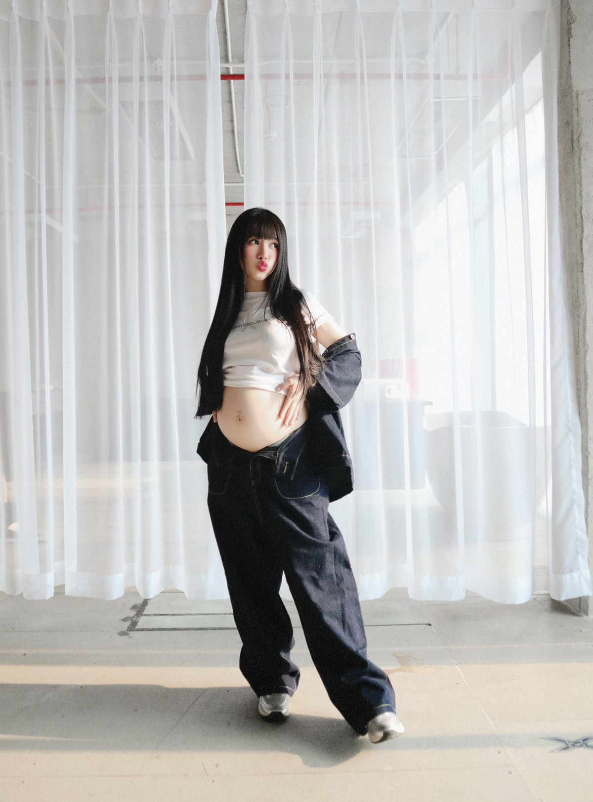 Mới đây, trên trang cá nhân cô nàng vừa đăng tải loạt ảnh bầu ở tháng thứ 6 thai kỳ. Dù bụng bầu vượt mặt, Joyce Phạm vẫn tự tin khoe cá tính thời thượng và nhan sắc đằm thắm trong từng khung hình, khẳng định thần thái "bà bầu sành điệu" không thua kém bất kỳ fashionista nào.