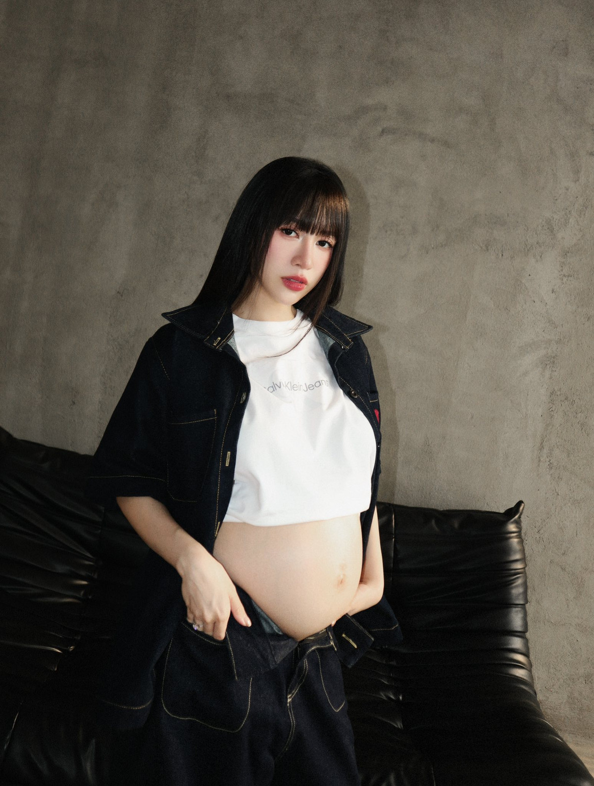 Nhan sắc xinh đẹp cùng thần thái rạng rỡ của "mẹ bầu" nhận được nhiều lời khen ngợi.