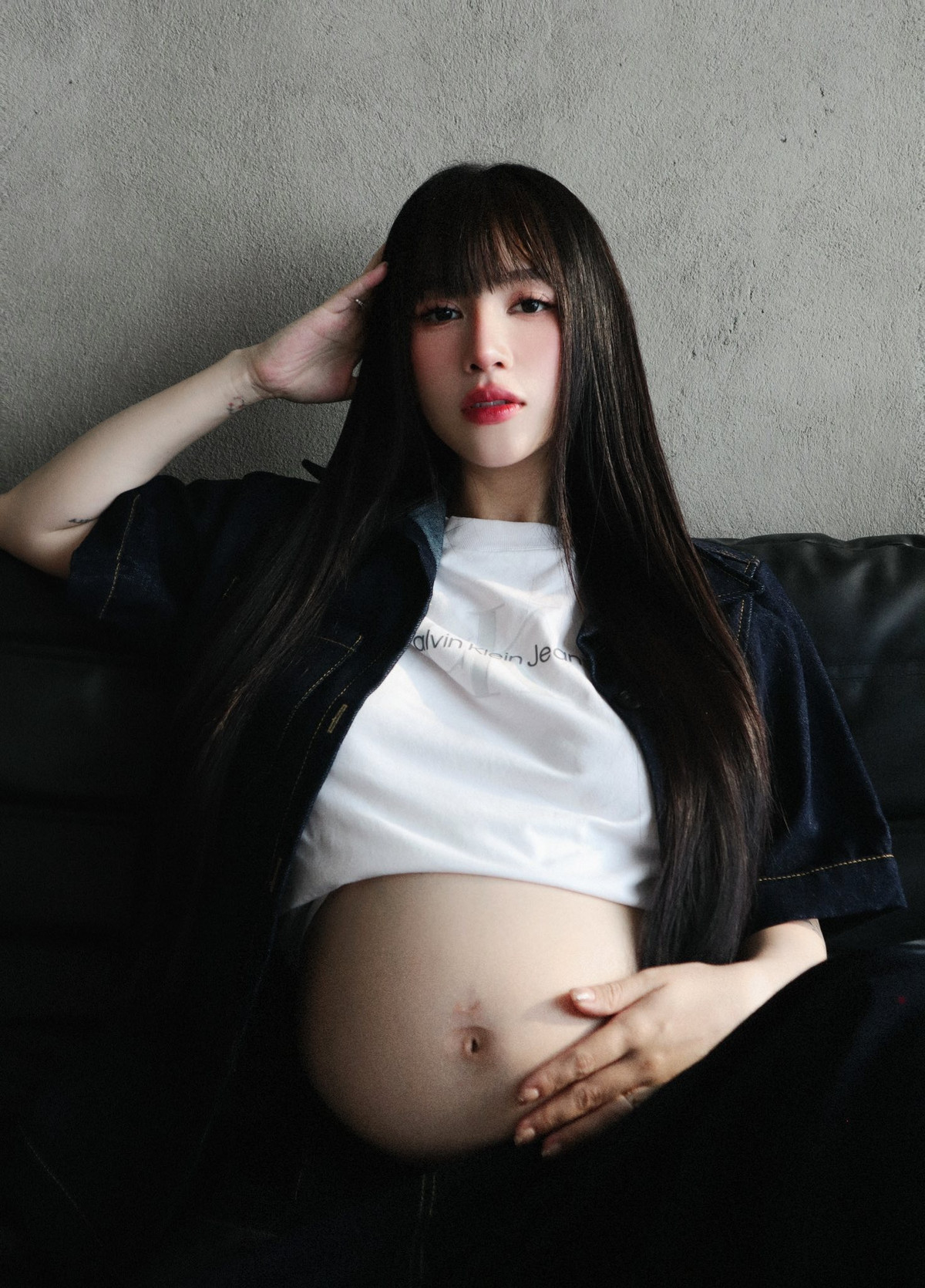 Vòng eo tròn trịa của mẹ bầu không hề khiến cô trở nên kém hấp dẫn, ngược lại còn mang đến cảm giác khỏe mạnh, đầy năng lượng tích cực và sự tự tin với vẻ đẹp mẹ bầu hiện đại.