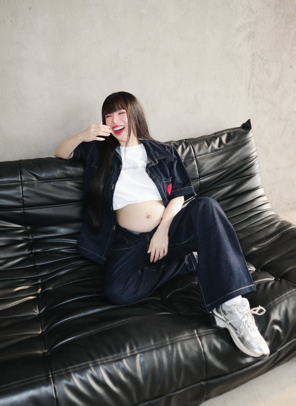 Điểm nhấn nằm ở chiếc áo khoác denim khoác hờ bên ngoài, tôn lên vẻ ngoài khỏe khoắn, trẻ trung mà vẫn mềm mại nhờ mái tóc dài buông xõa và layout trang điểm nhẹ nhàng nhưng sắc nét.