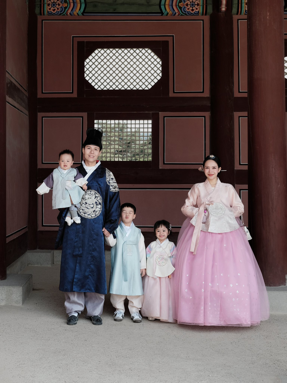 Những chuyến đi này không chỉ đơn thuần để nghỉ ngơi mà còn là cách hiệu quả để duy trì tinh thần tích cực, sự thư thái và lạc quan trong quá trình làm mẹ của Joyce Phạm.