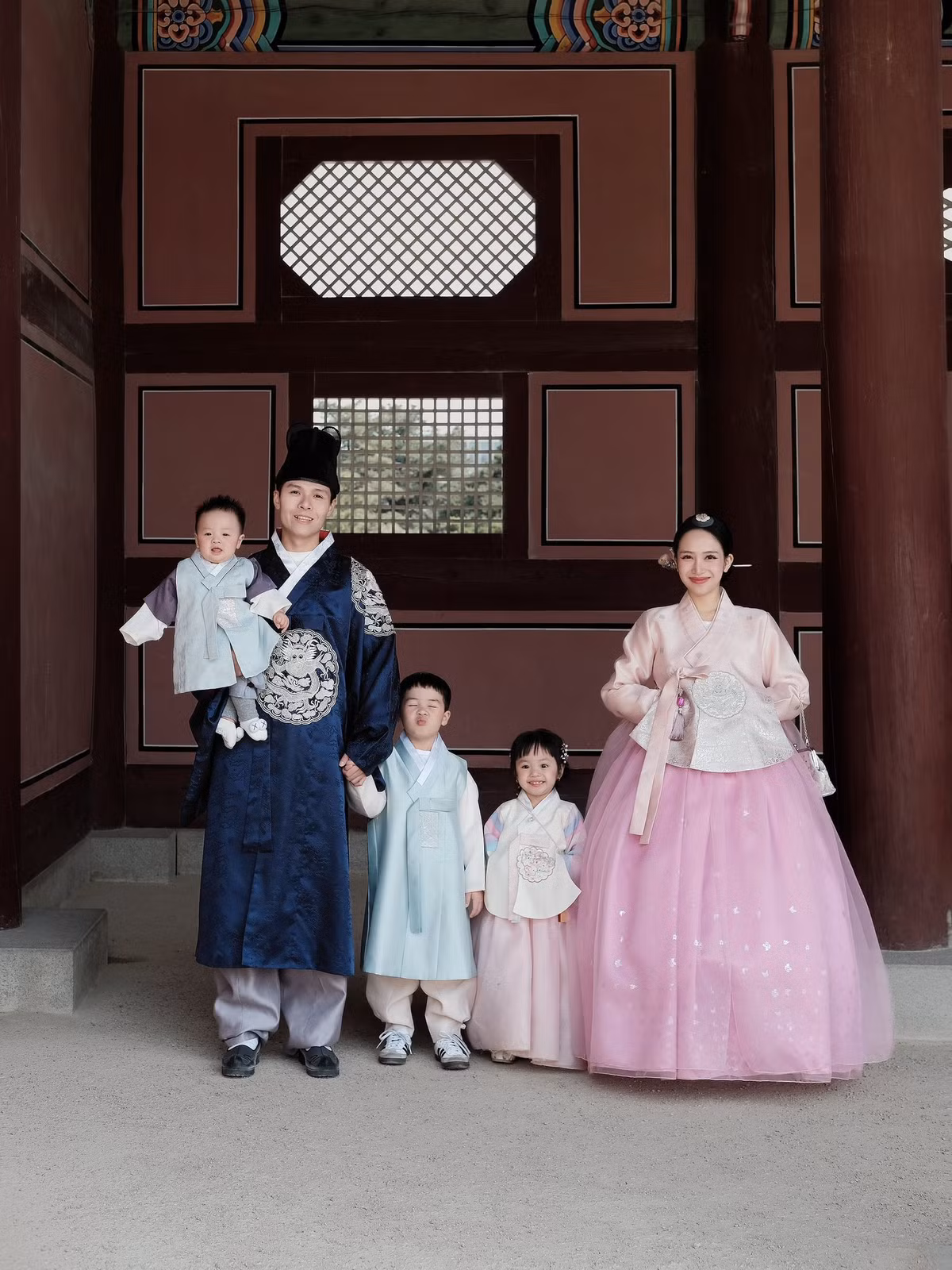 Những chuyến đi này không chỉ đơn thuần để nghỉ ngơi mà còn là cách hiệu quả để duy trì tinh thần tích cực, sự thư thái và lạc quan trong quá trình làm mẹ của Joyce Phạm.