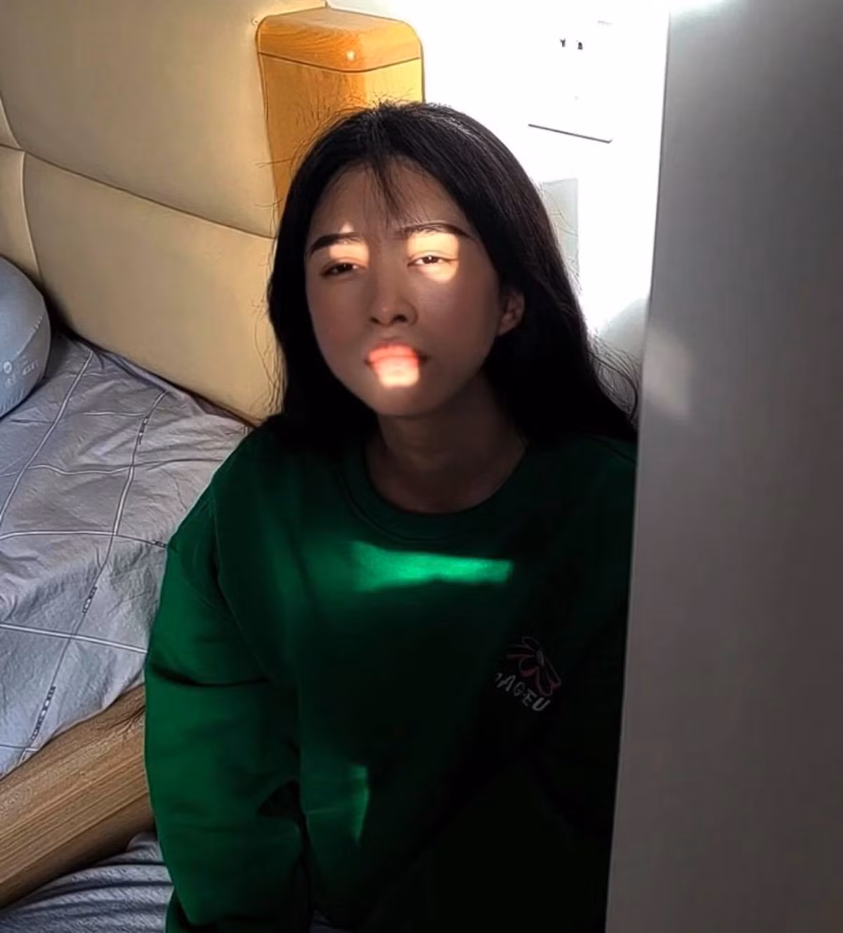 Cô gái này chắc cữ ngỡ rằng mình sẽ có tấm ảnh với góc căn ánh sáng mơ màng, xinh đẹp. Thế nhưng kết quả chỉ khiến người nhìn phải "sang chấn tâm lý".