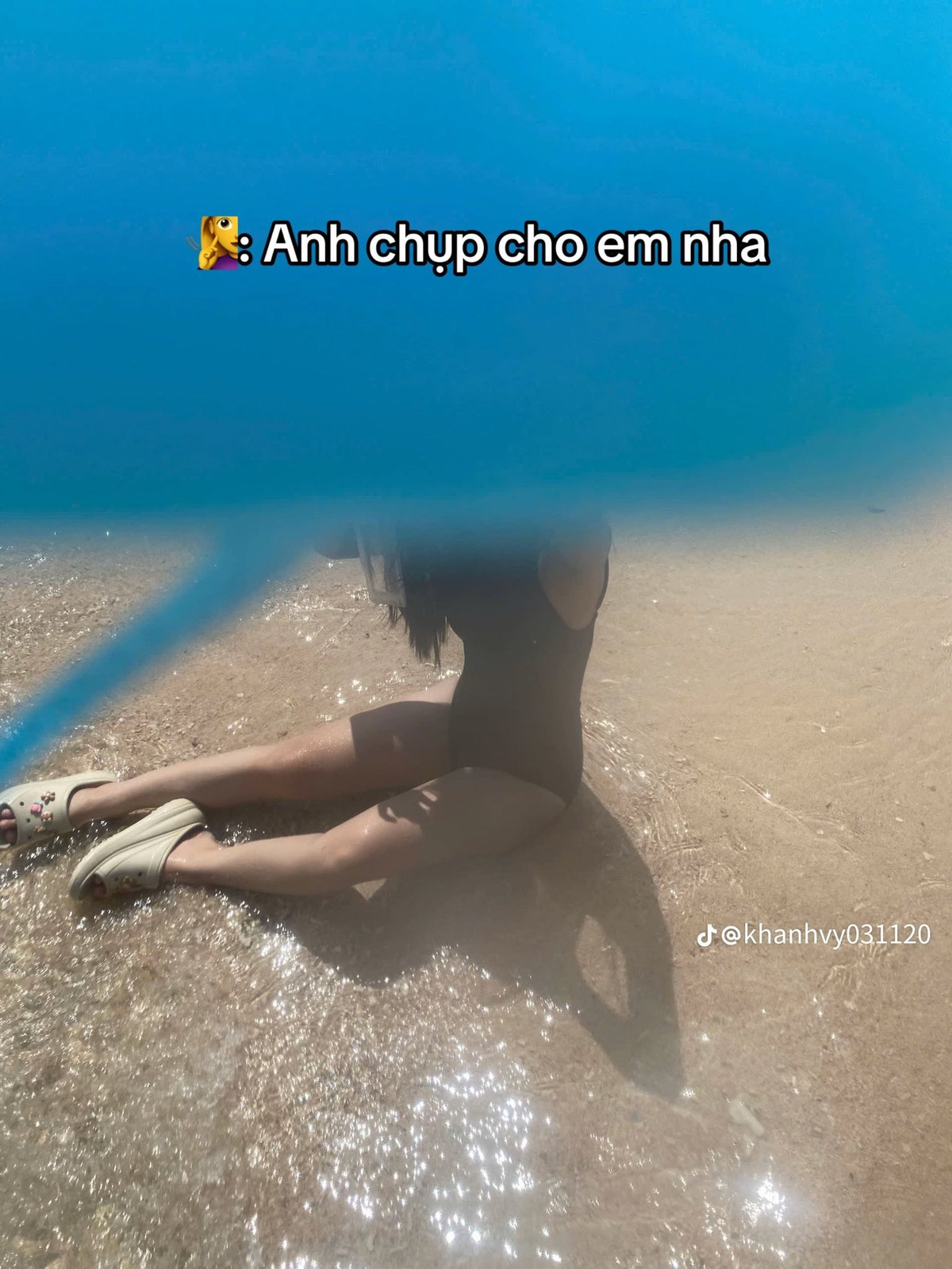 Chuyện nhờ người yêu chụp ảnh sống ảo luôn là "trò chơi mạo hiểm" của nhiều cô gái, và mới đây một cô nàng đã trở thành ví dụ điển hình cho sự "tin người quá mức" khi giao điện thoại cho bạn trai để ghi lại khoảnh khắc khoe dáng bên bãi biển thơ mộng.