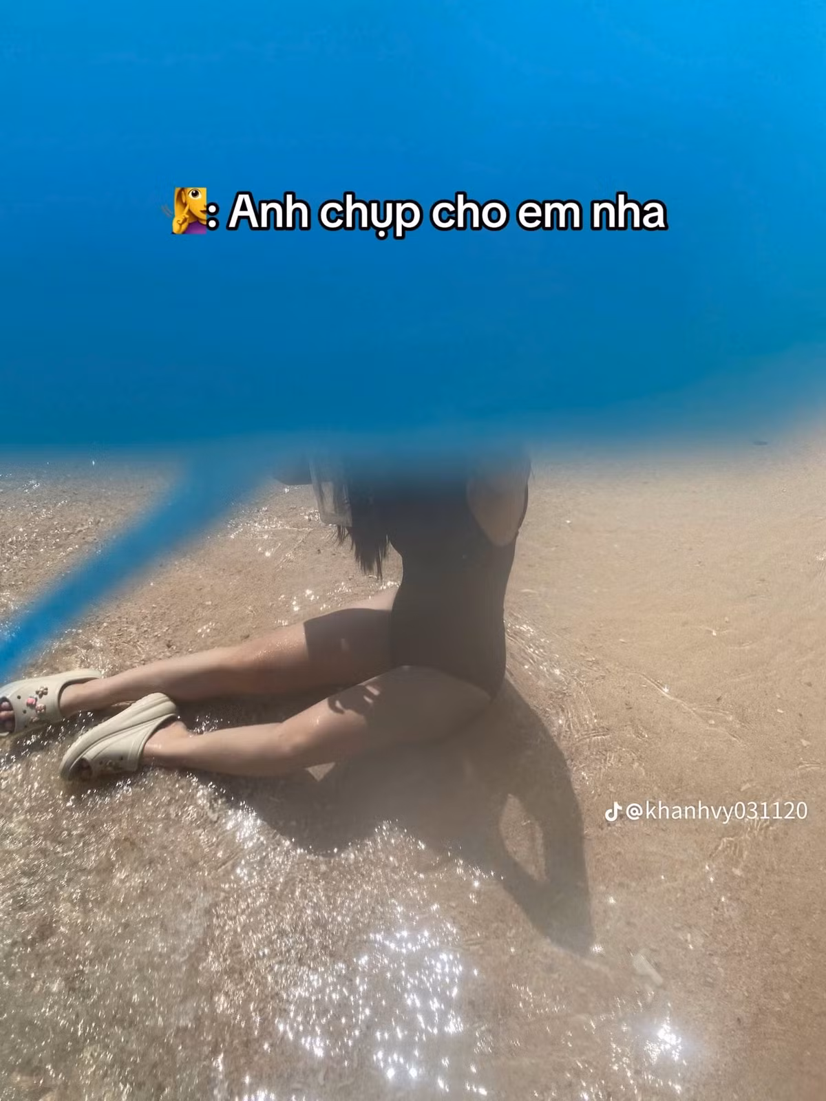 Dien bikini di bien, co gai nho ban trai chup anh va cai ket