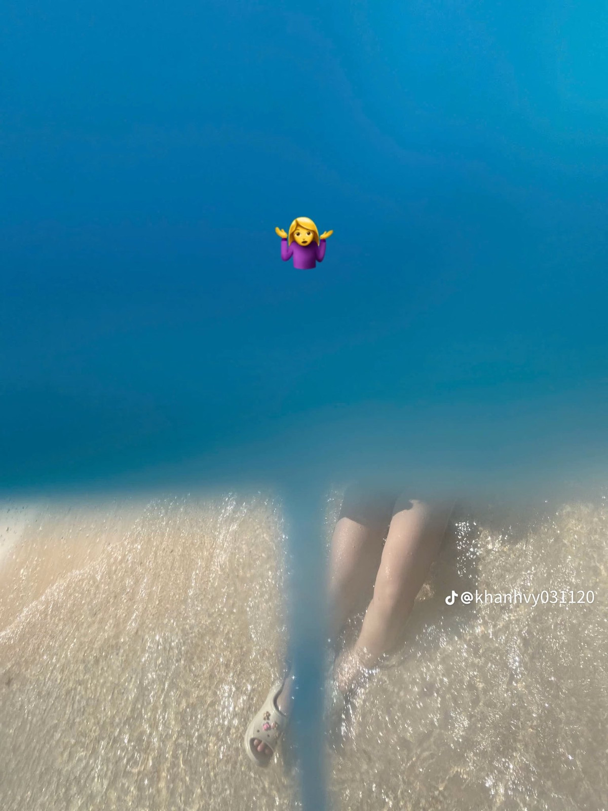Cô gái diện một bộ bikini gợi cảm, tự tin tạo dáng giữa khung cảnh nắng vàng biển xanh, mong muốn có một bộ ảnh thật “cháy” để đăng mạng xã hội.