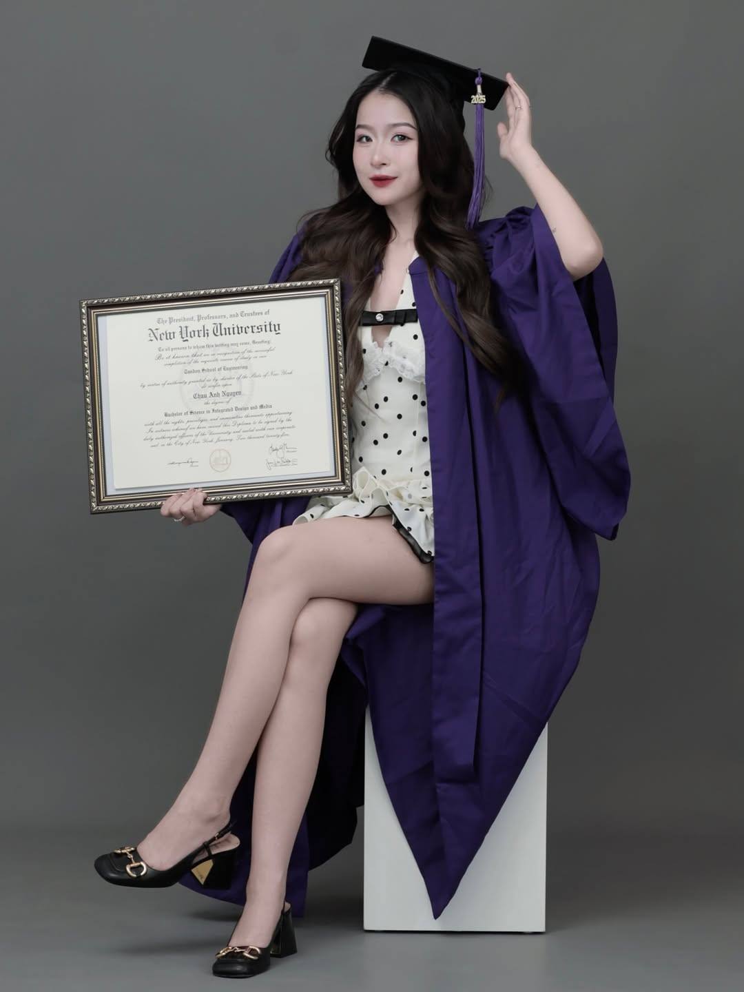 Với thiết kế táo bạo, váy ngắn để lộ phần lớn đôi chân thon dài cùng phần cổ áo cắt xẻ sâu, phong cách thời trang của Chao được đánh giá là phá cách nhưng cũng vấp phải nhiều ý kiến trái chiều.