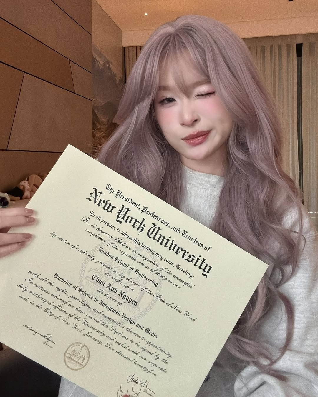 Trước đó, vào cuối tháng 3, Chao gây chú ý khi khoe tấm bằng Đại học New York (Mỹ) trên mạng xã hội. Được biết, cô nàng theo học chuyên ngành Integrated Design Media, song chưa thể dịch tên ngành học này một cách chính xác sang tiếng Việt.