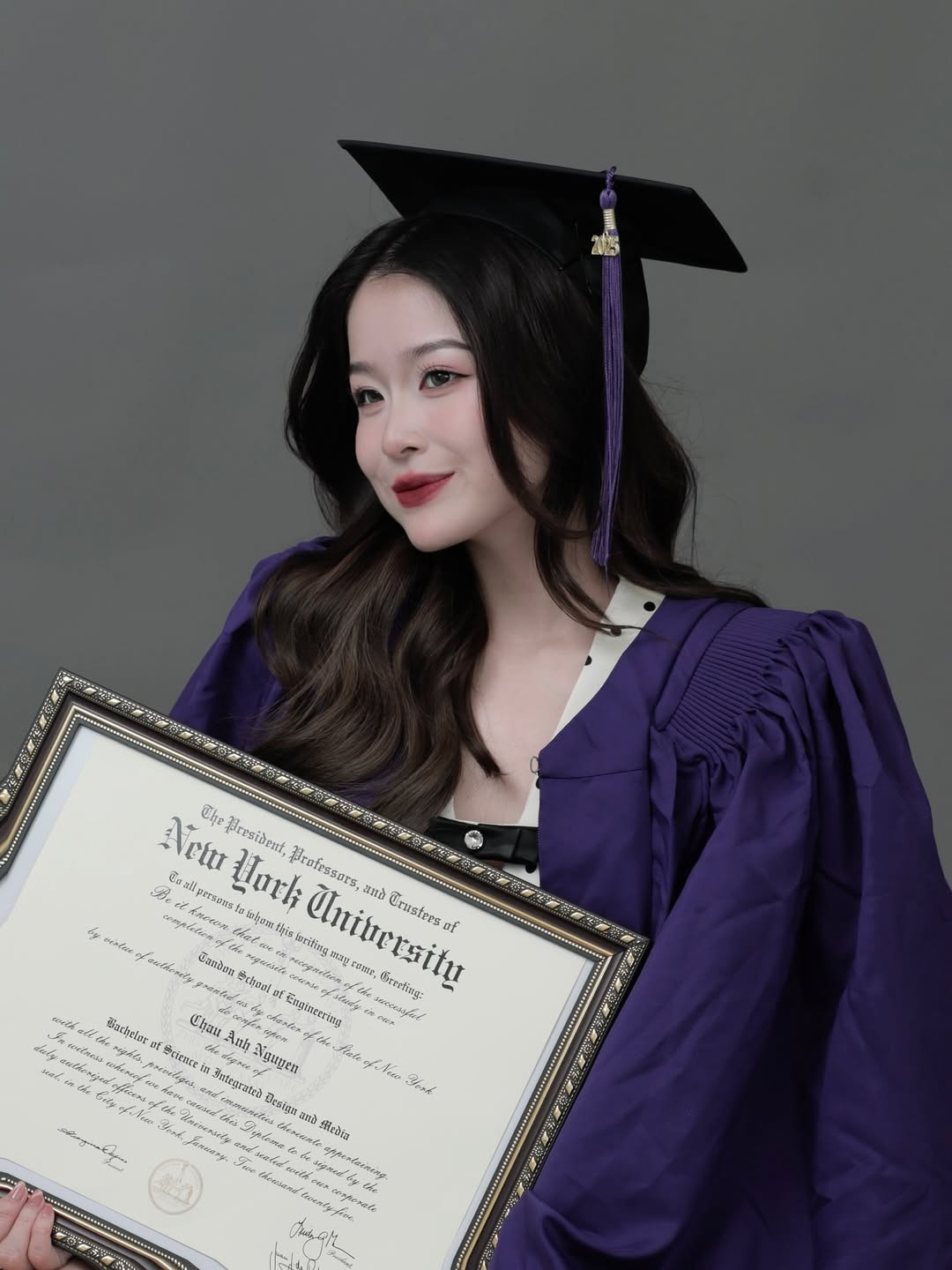 Một số người cho rằng Chao đang thể hiện cá tính, sự tự tin và tinh thần dám khác biệt, trong khi số khác lại cho rằng việc lựa chọn trang phục gợi cảm khi chụp cùng bằng tốt nghiệp là chưa phù hợp.