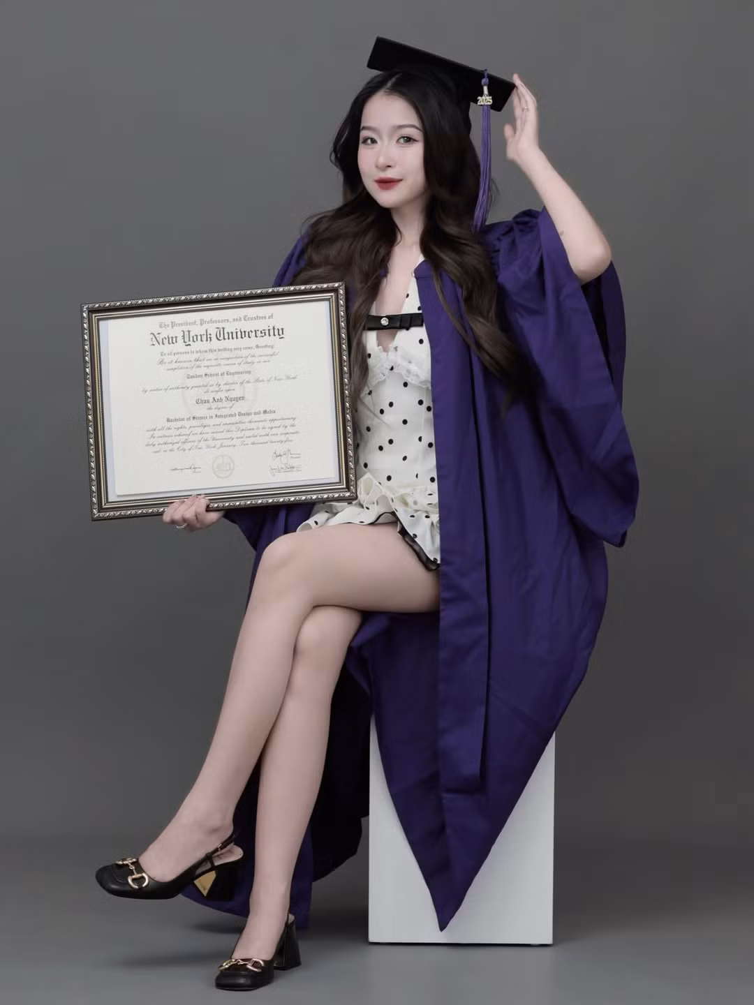 Với thiết kế táo bạo, váy ngắn để lộ phần lớn đôi chân thon dài cùng phần cổ áo cắt xẻ sâu, phong cách thời trang của Chao được đánh giá là phá cách nhưng cũng vấp phải nhiều ý kiến trái chiều.