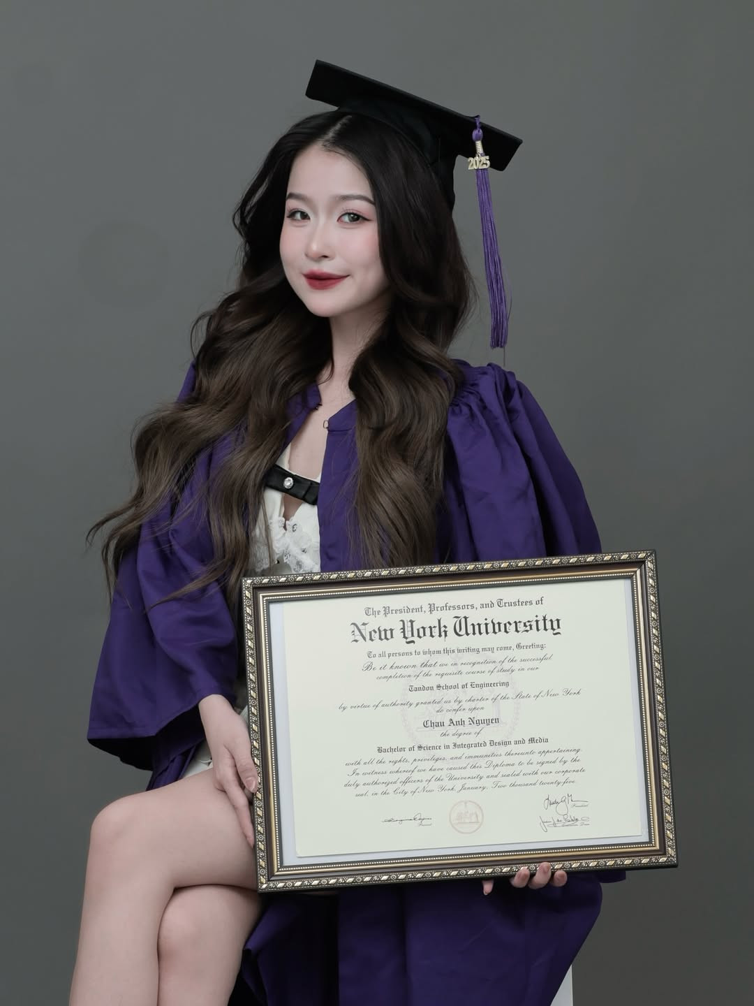 Mới đây, Tiktoker Chao (Nguyễn Châu Anh, sinh năm 2003) bất ngờ chia sẻ loạt ảnh tốt nghiệp khiến cộng đồng mạng xôn xao. Không chỉ gây chú ý với tấm bằng danh giá từ Đại học New York (NYU), cô nàng còn khiến dân mạng bàn tán rôm rả khi diện một bộ trang phục có phần phá cách.