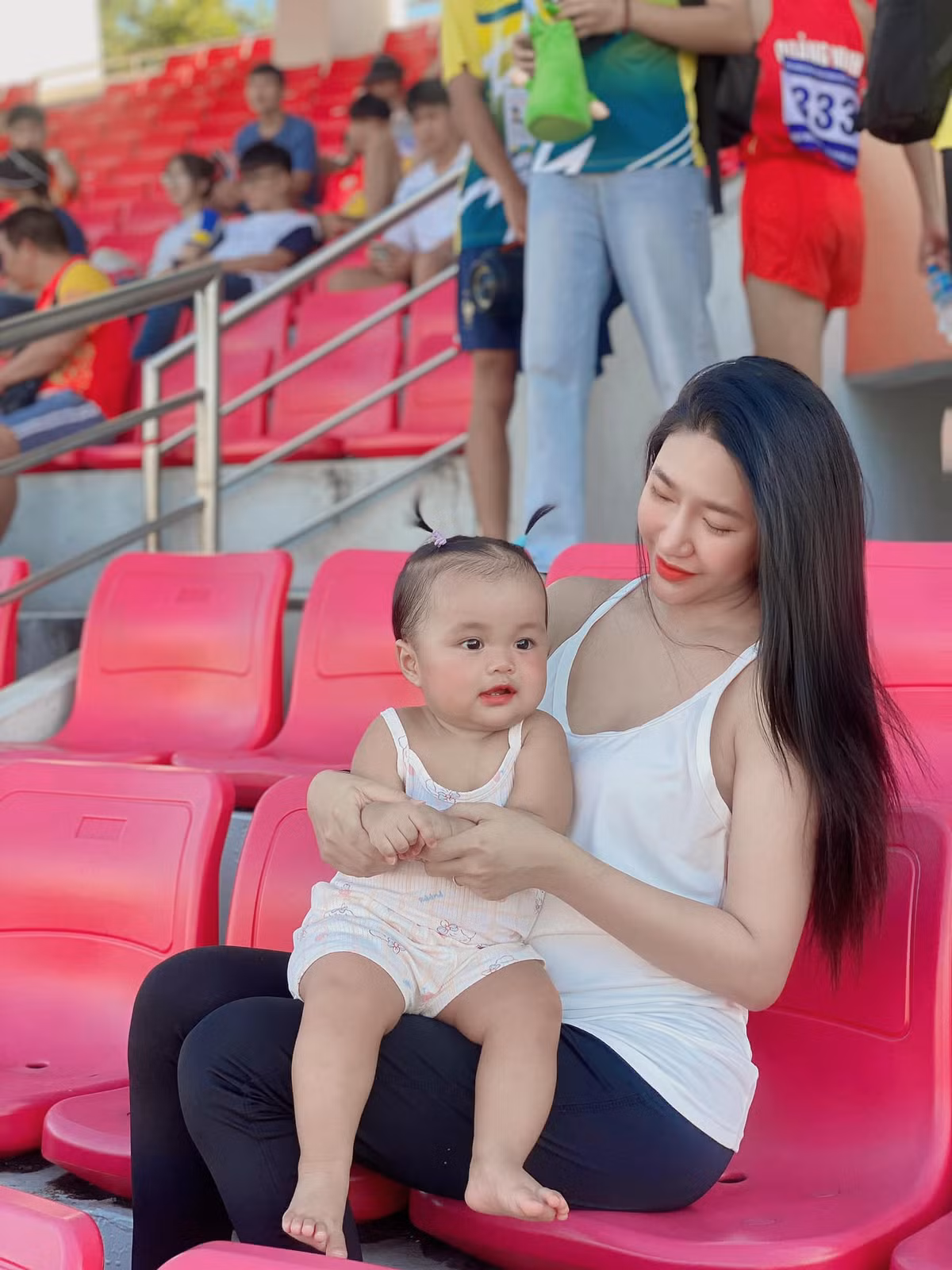 Không chạy theo trào lưu hở bạo hay phô diễn hình thể quá đà, Tường Linh theo đuổi hình tượng “mẹ bỉm sữa hiện đại”, biết yêu thương bản thân, chăm chút ngoại hình nhưng vẫn giữ được sự thanh lịch, chuẩn mực.