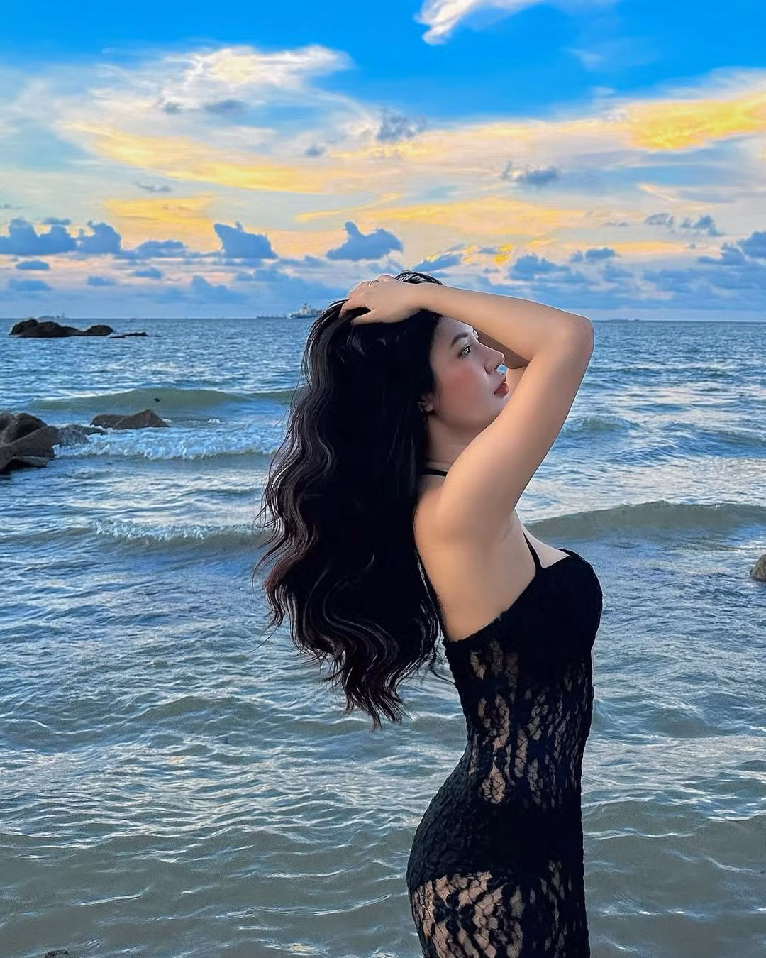 Nàng WAGs thả dáng cực kì thần thái giữa khung cảnh biển thu hút mọi ánh nhìn.