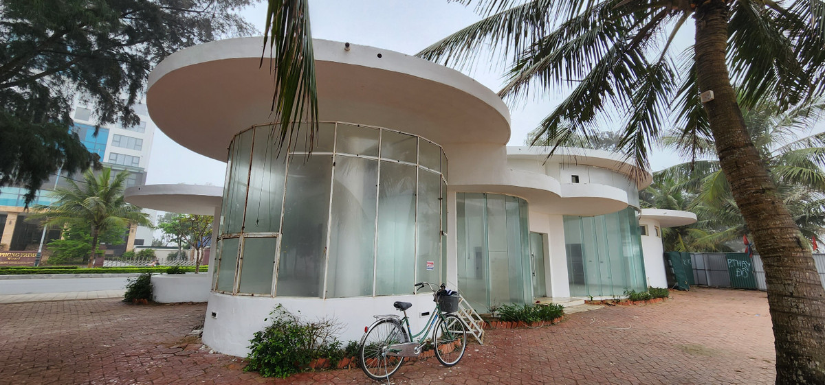 Các hubway không có người và đồ nghề kinh doanh càng làm cho bãi biển Sầm Sơn thêm hiu quạnh.