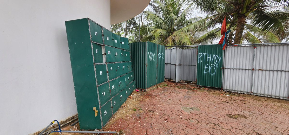 Cơ sở hạ tầng dịch vụ du lịch nghèo nàn, không được sửa chữa, sắp xếp và không có dấu hiệu phục hồi kinh doanh.