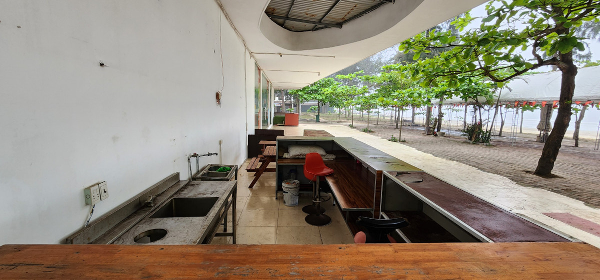 Đặc biệt, người dân bày tỏ nghi vấn về việc gây lãng phí hạ tầng kinh doanh dịch vụ khi mùa du lịch Sầm Sơn chuẩn bị bắt đầu.