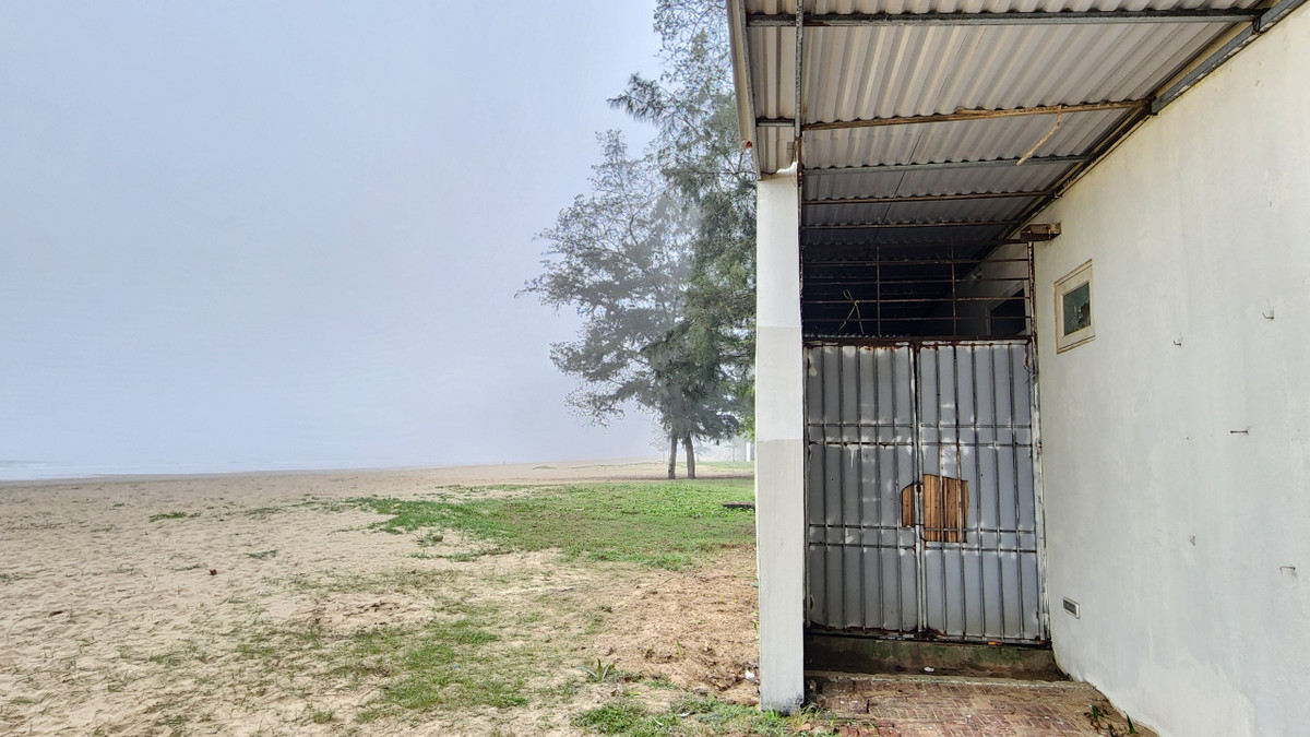 Nhà vệ sinh, nhà tắm tráng không thể sử dụng do đường dẫn nước bị hư hỏng, hầu hết sơn tường bị bong tróc, gạch lát nền hư hỏng.