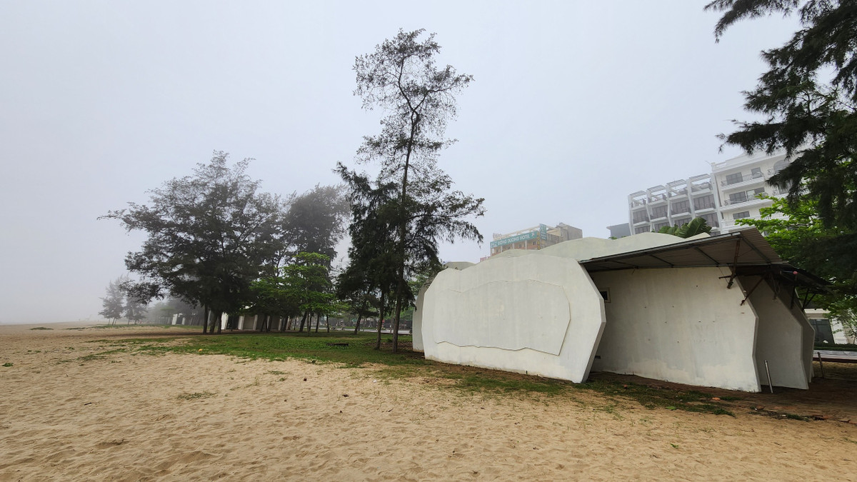 Việc các nhà vệ sinh này không hoạt động đã làm phát sinh tình trạng "phóng uế" bừa bãi ngay giữa bãi biển du lịch xinh đẹp.