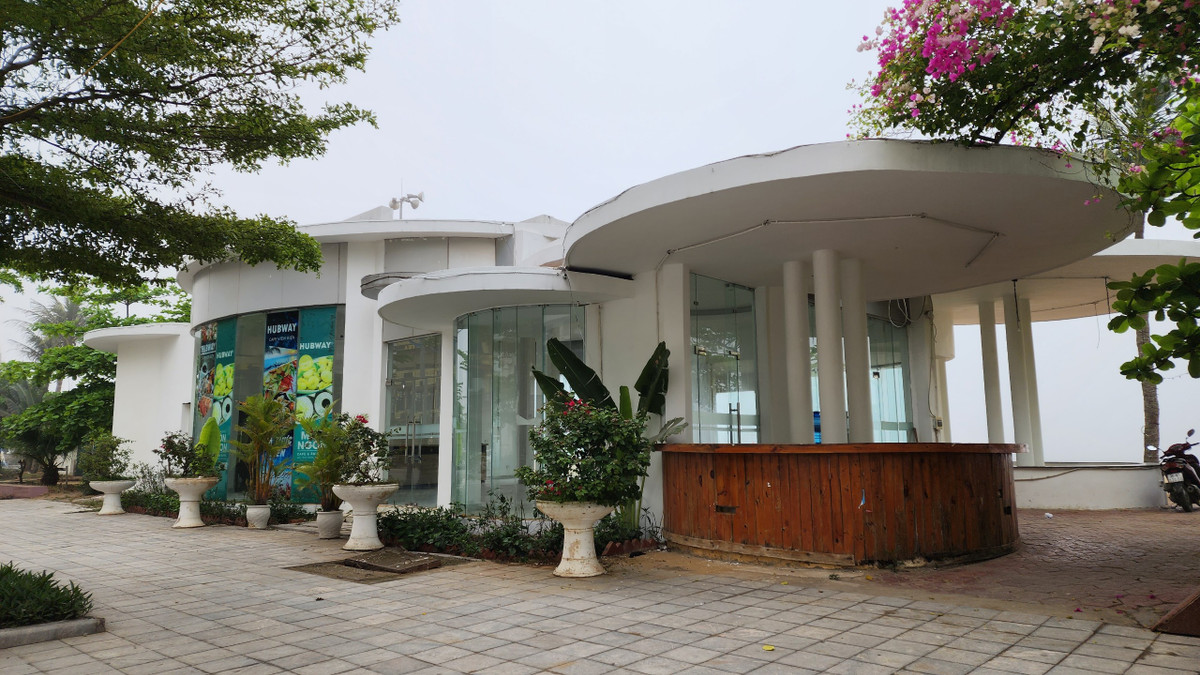 Tuy nhiên, đến nay kế hoạch sử dụng các hubway và nhà vệ sinh công cộng này vẫn chưa được cơ quan chức năng và chính quyền địa phương công bố rộng rãi cho người dân. Và thực tế, các công trình này vẫn "án binh bất động" dù Sầm Sơn chỉ còn 20 ngày bước vào du lịch hè.