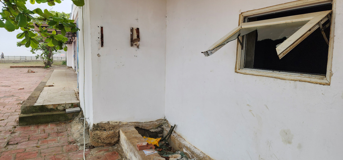 Các công trình rơi vào tình trạng xuống cấp, bỏ hoang khiến bãi biển du lịch Sầm Sơn thêm phần nhếch nhác, kém hấp dẫn.