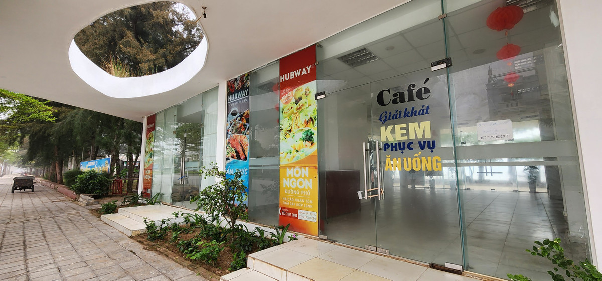 Người dân Sầm Sơn cũng bày tỏ sự lo lắng về hoạt động kinh doanh du lịch năm 2023 bị ảnh hưởng từ các cơ sở hạ tầng hubway và nhà vệ sinh công cộng khi rơi vào tình trạng hoang vắng, gây mất mỹ quan đô thị.