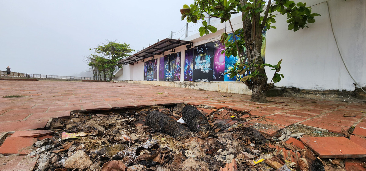 Ngày 2/4, ghi nhận của PV Báo Tri thức và Cuộc sống, toàn bộ 14 hubway (điểm kinh doanh dịch vụ), 14 công trình tắm tráng trong nhà, 12 công trình tắm tráng ngoài trời nằm ngay sát bãi biển Sầm Sơn vẫn trong tình trạng "vườn không nhà trống", không được bố trí dịch vụ kinh doanh dù ngày khai trương sắp đến (dự kiến 22/4).