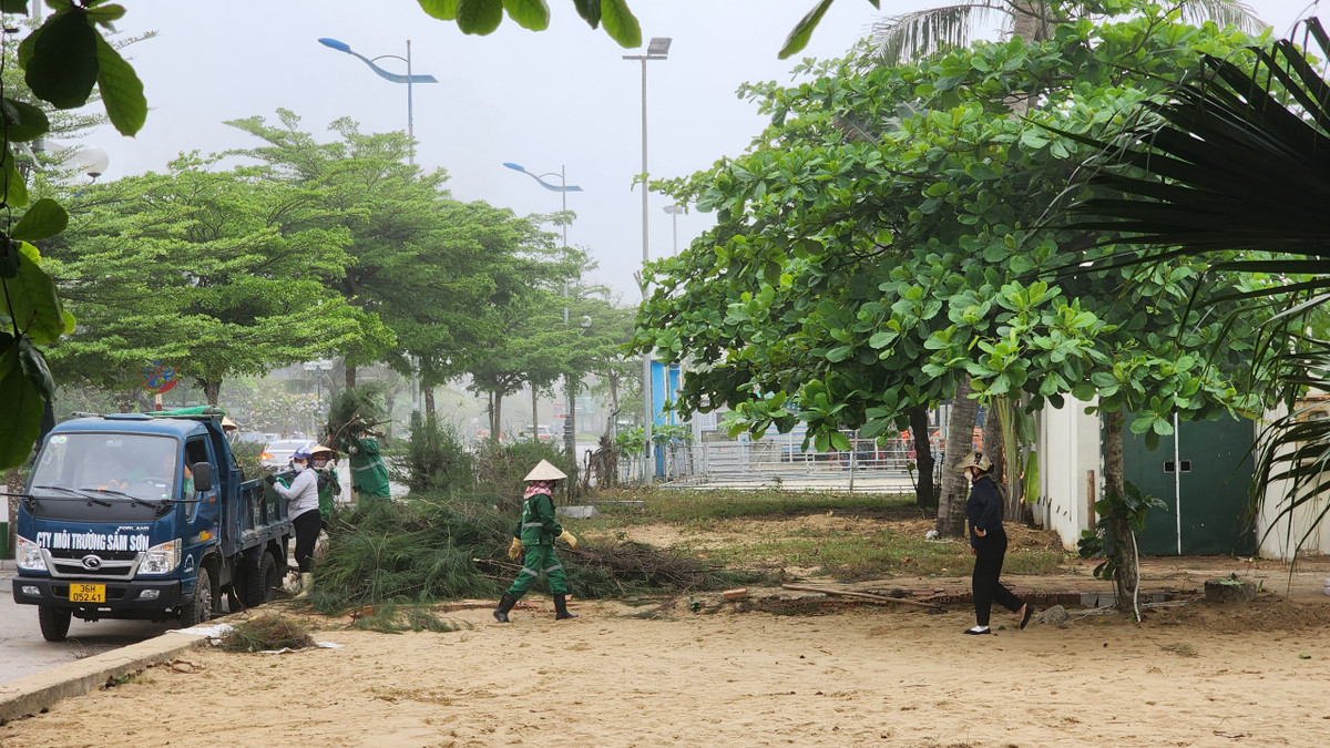 Hiện công tác dọn dẹp vệ sinh, chỉnh trang đô thị dọc bãi biển Sầm Sơn đang được tiến hành, nhưng riêng các hubway và nhà vệ sinh công cộng vẫn chưa được sử dụng, phát huy giá trị tại bãi biển du lịch nổi tiếng này.