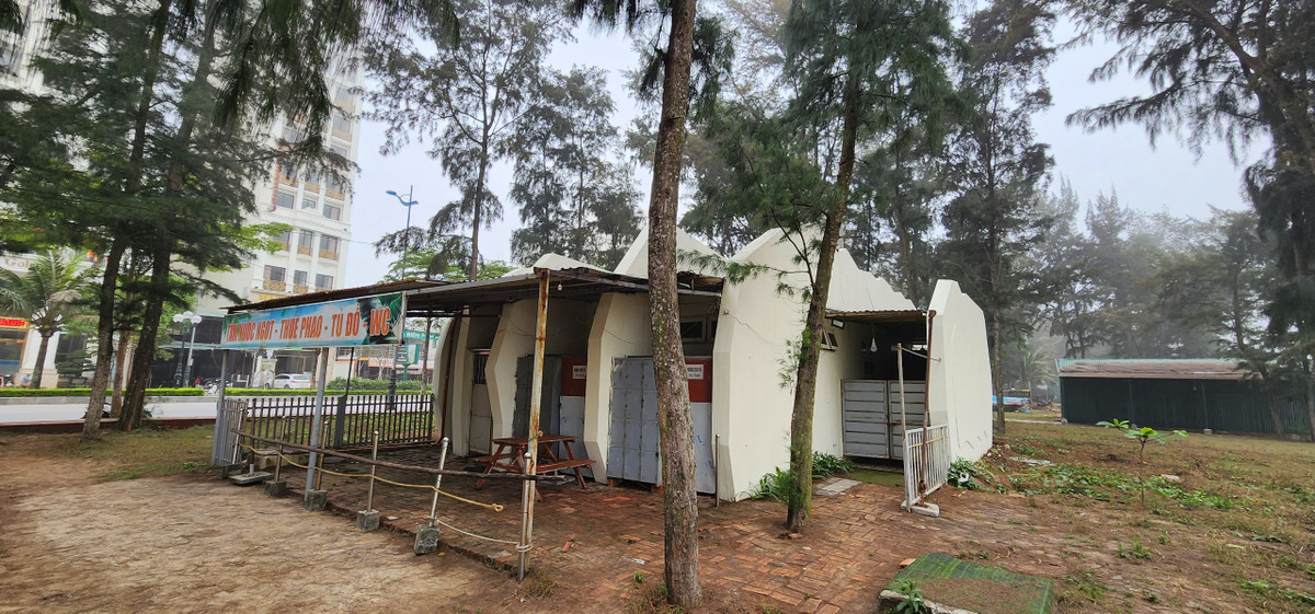 Công trình nhà vệ sinh và tắm tráng "cửa đóng then cài" khiến du khách và người dân bức xúc.