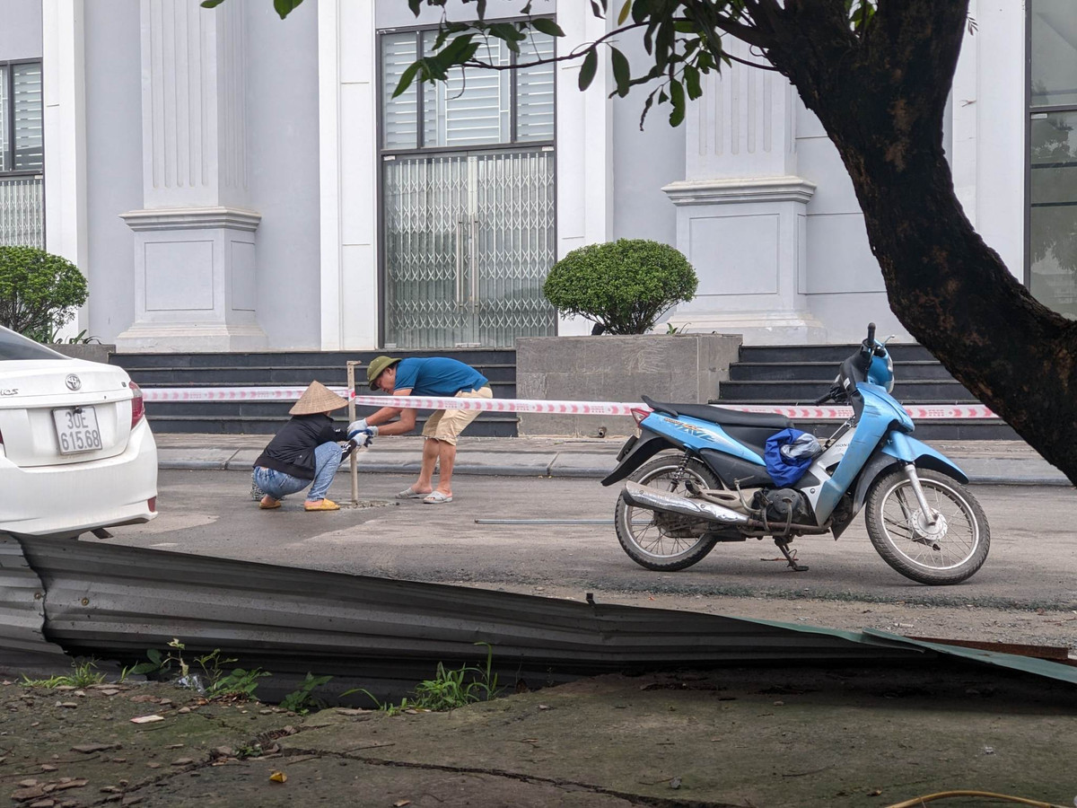 Hàng dài dây thép gai chừng 100 mét được dựng lên lộ thiên khiến nhiều cư dân lo lắng về tính an toàn khi thường xuyên di chuyển trên đoạn đường này.