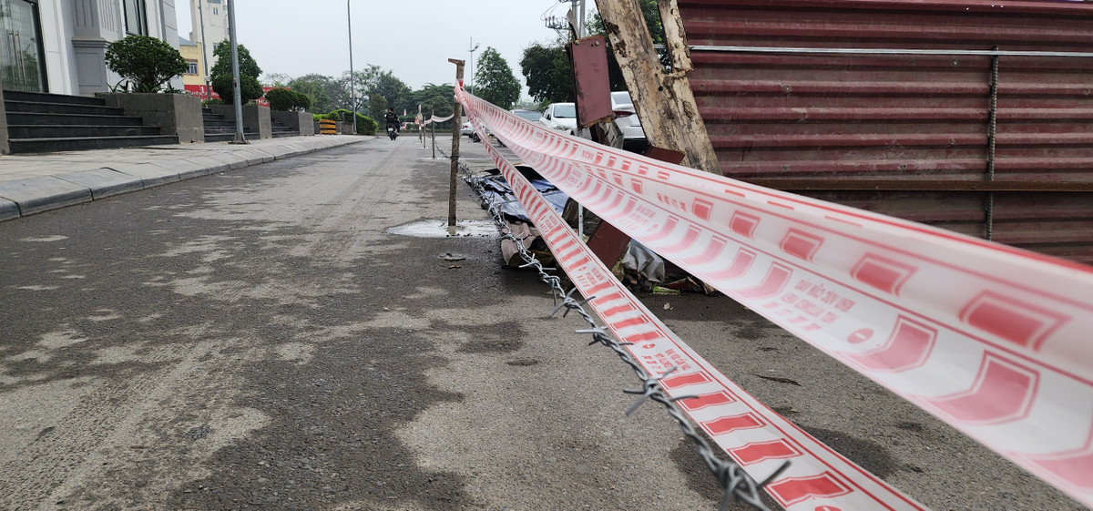 Dù vậy, hàng dài thép gai vẫn được dựng lên mà không bị ngăn cản.