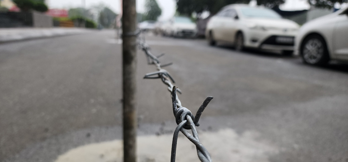 Thời hạn thuê đất là từ 2 đến 3 năm, tùy từng hộ gia đình. Mục đích thuê đất là làm đường công vụ tạm thời phục vụ thi công dự án. Tuy nhiên, đến nay thời hạn thuê đất đã hết, dự án của Tập đoàn Hateco đã hoàn thành, nhưng bên thuê đất không trả lại quyền sử dụng đất cho người dân.