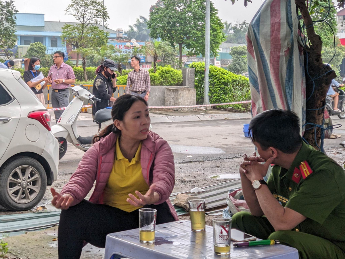 Việc dựng rào thép gai của các hộ dân địa phương được chứng kiến bởi cán bộ UBND và công an phường Phương Canh.