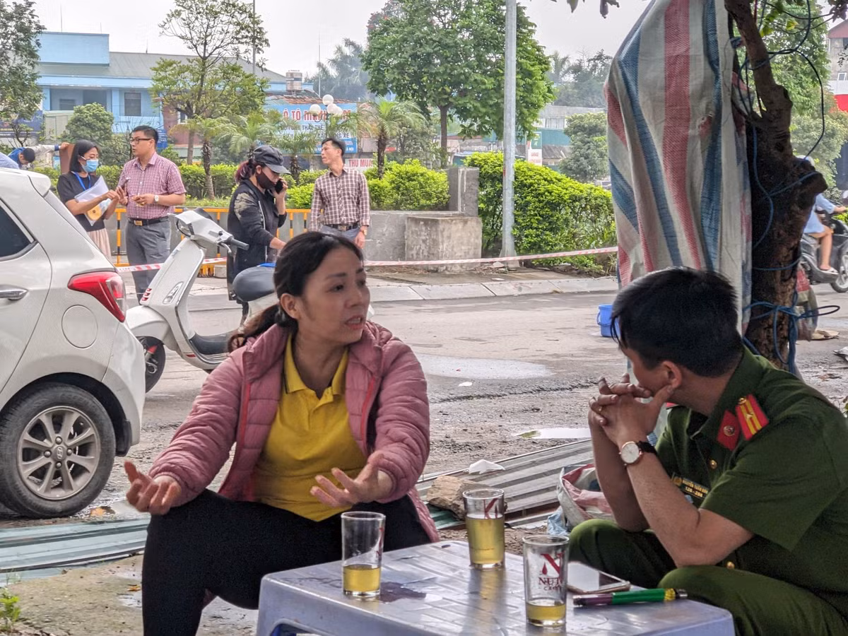 Việc dựng rào thép gai của các hộ dân địa phương được chứng kiến bởi cán bộ UBND và công an phường Phương Canh.